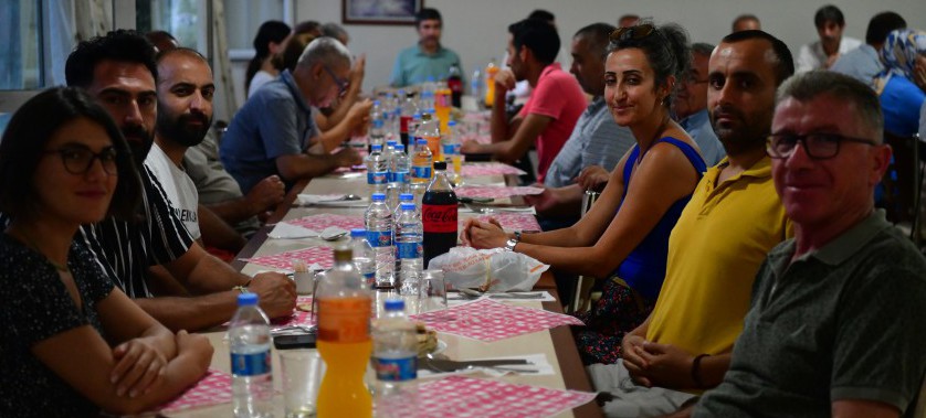 Milli Emlak Müdürümüz Sayın Kamer Yeşil’in emekliye ayırılması münasebetiyle veda yemeği düzenlendi.