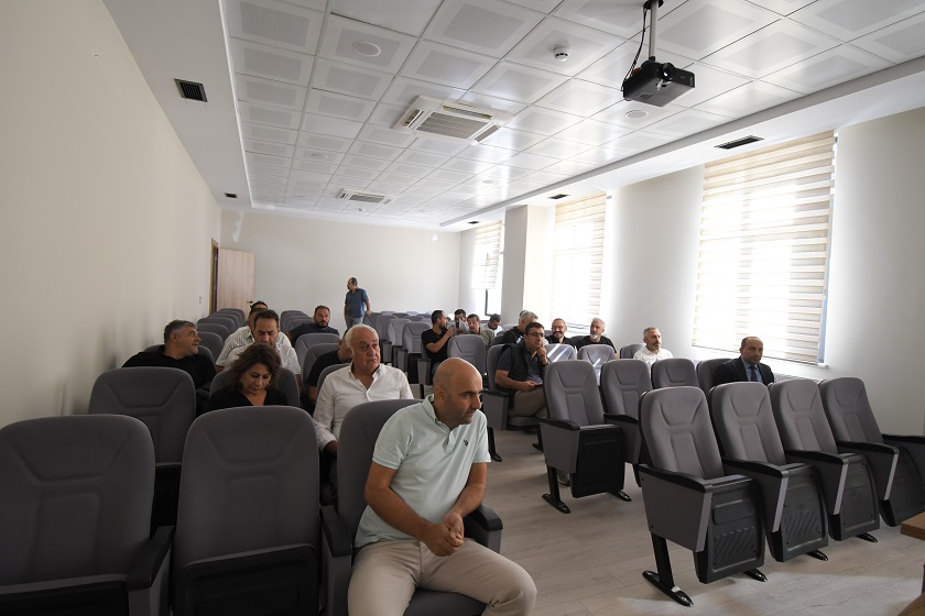 İl Müdürlüğümüzde, Vali Yardımcısı Sayın Ertuğrul Aslan başkanlığında kırsalda ve il/ilçe merkezlerinde yapılan ve yapımı devam eden afet konutları hakkında toplantı yapılmıştır.