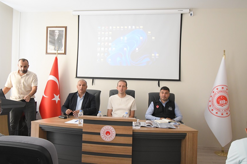 İl Müdürlüğümüzde, Vali Yardımcısı Sayın Ertuğrul Aslan başkanlığında kırsalda ve il/ilçe merkezlerinde yapılan ve yapımı devam eden afet konutları hakkında toplantı yapılmıştır.