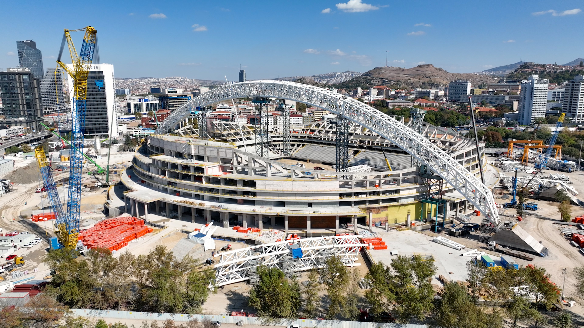 ANKARA’NIN YENİ STADYUM KOMPLEKSİ HIZLA TAMAMLANIYOR DÜNYANIN EN UZUN ÇELİK ÇATI AÇIKLIĞINA  SAHİP 3’ÜNCÜ STADYUMU OLACAK