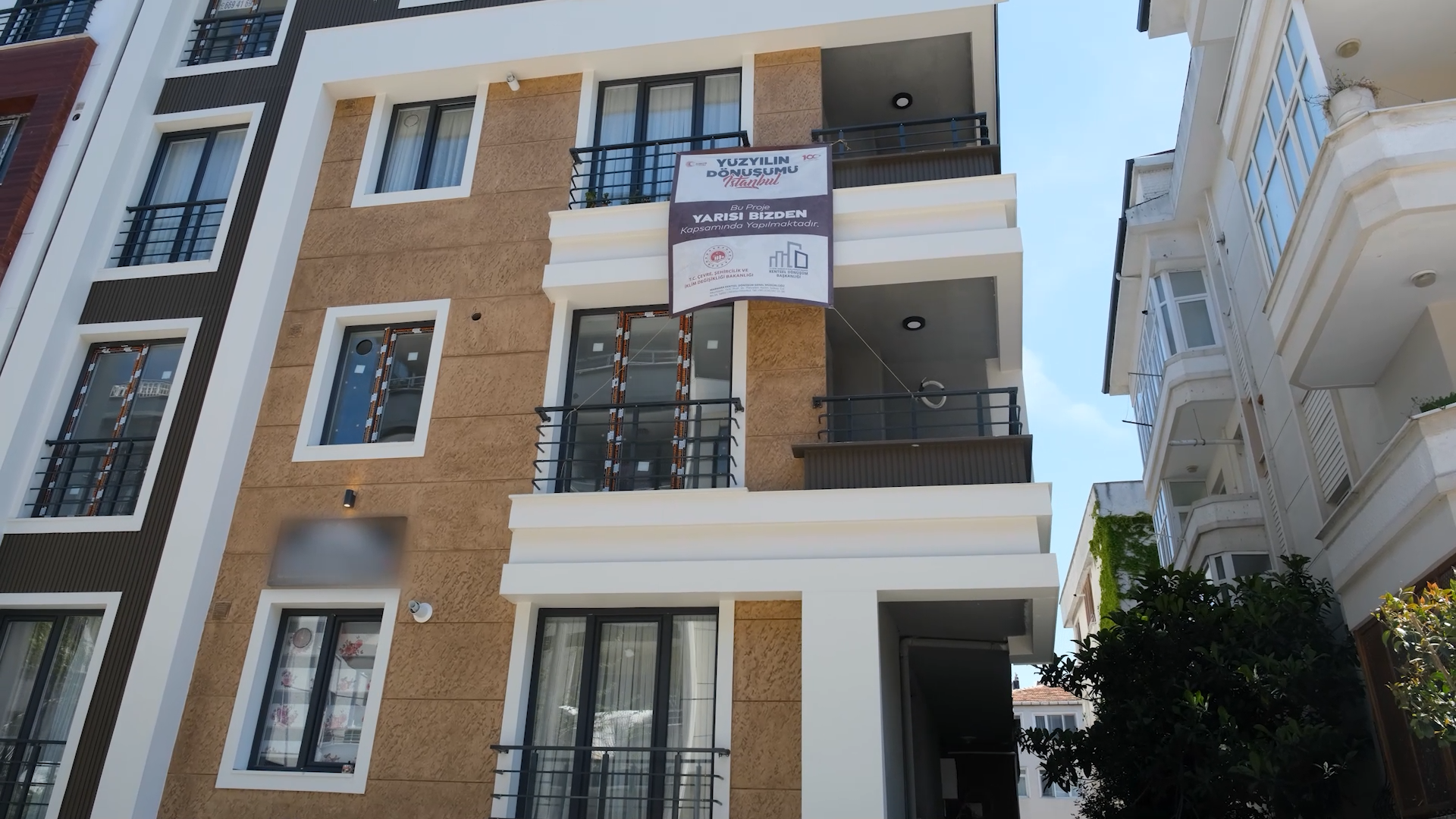 AVCILAR’DAKİ ÖZTOK AİLESİ 6.2’LİK DEPREMİ ANLATTI: HERKES SOKAKTA BİZ HUZUR İÇİNDE EVİMİZDEYDİK