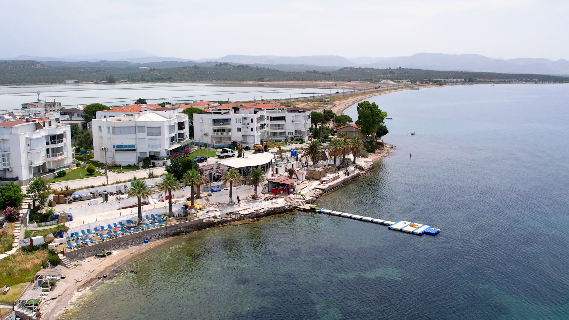 AYVALIK SAHİLLERİNDE KAÇAK YAPILARIN YIKIMI BAŞLADI