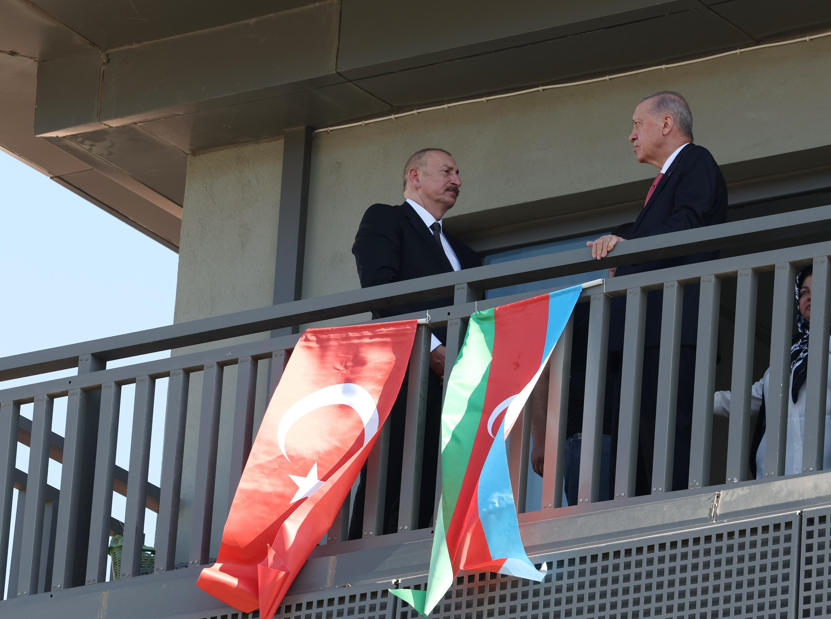AZERBAYCAN MAHALLESİ’NDE DEPREMZEDE AİLEYE ZİYARET