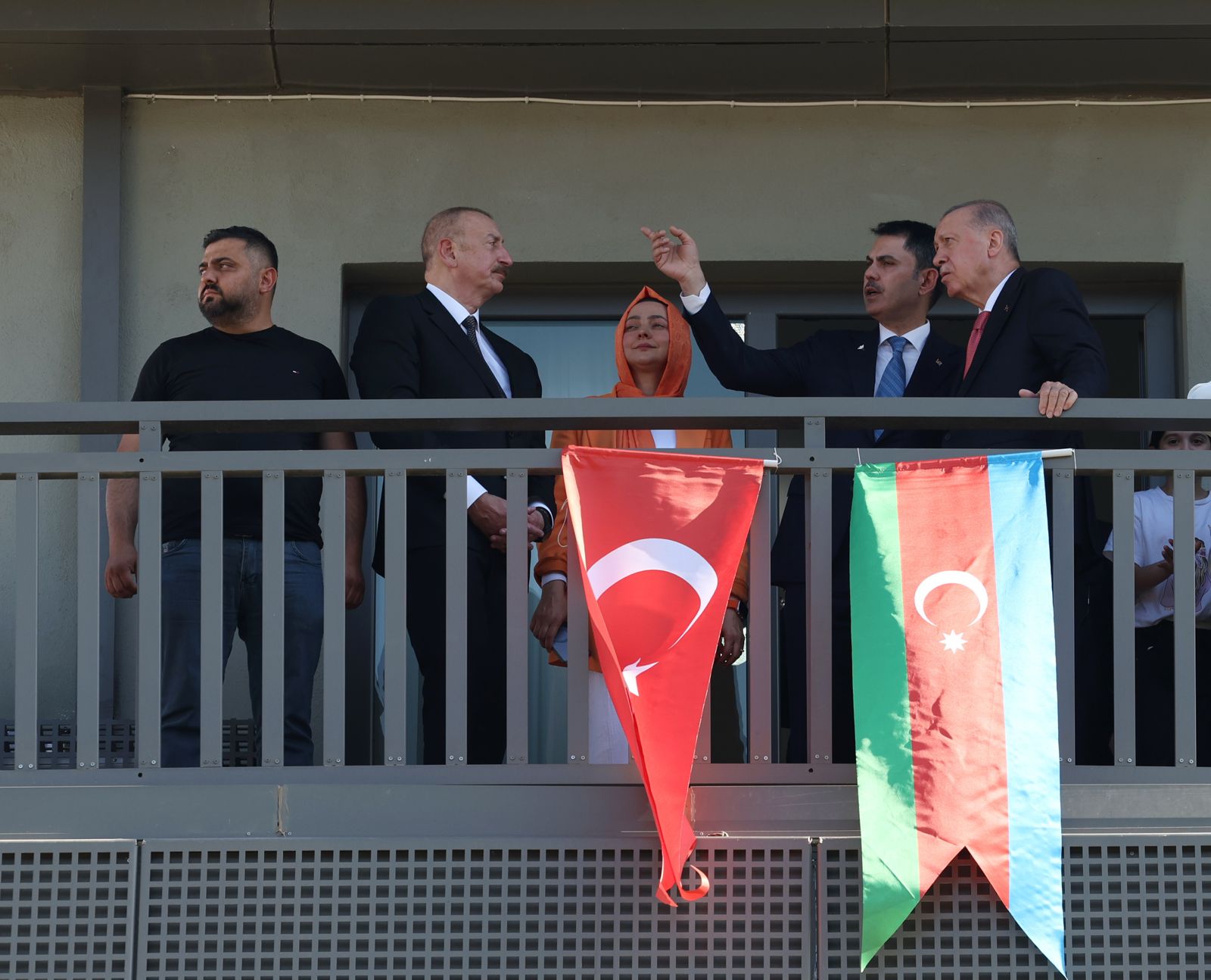 AZERBAYCAN MAHALLESİ’NDE DEPREMZEDE AİLEYE ZİYARET