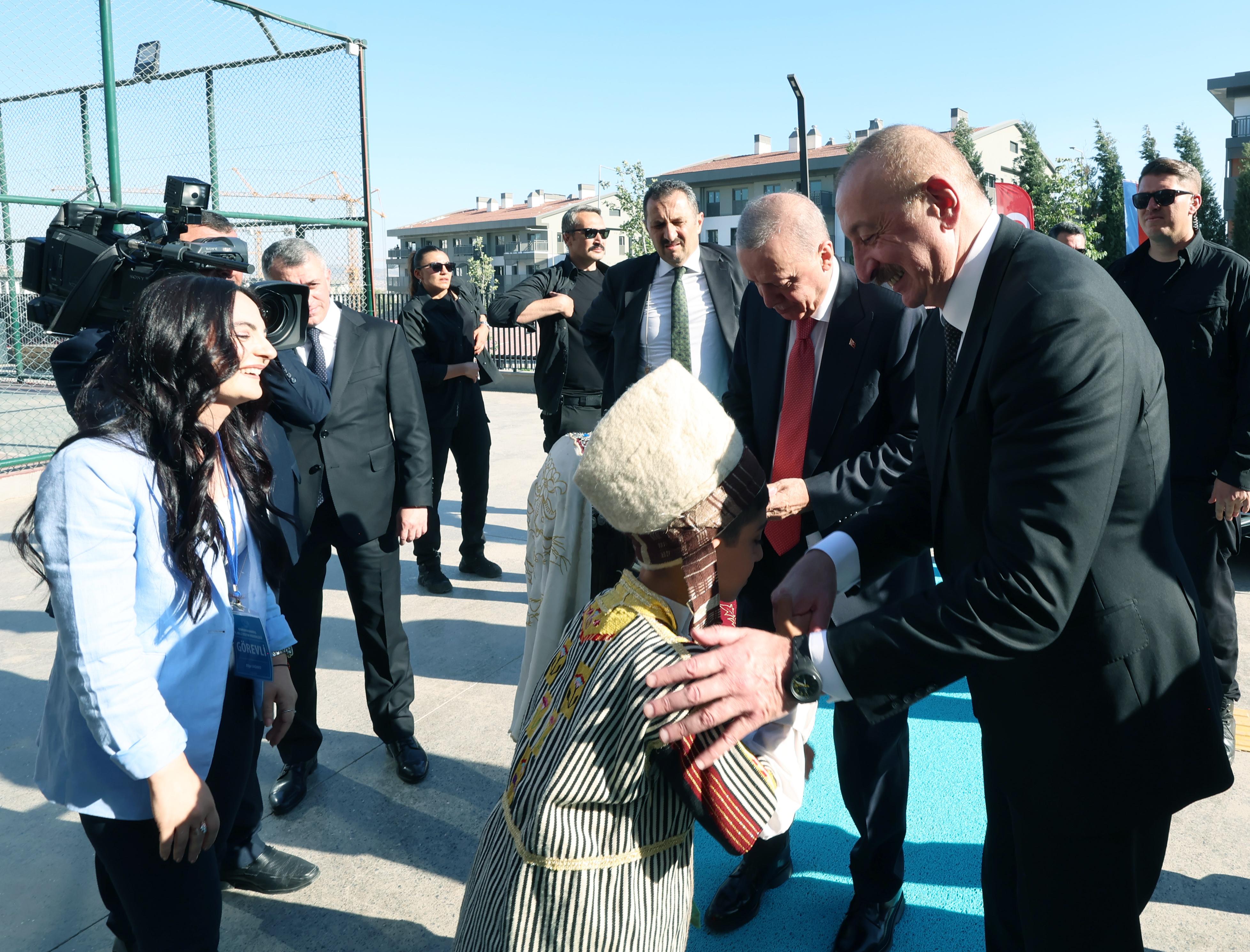 AZERBAYCAN MAHALLESİ’NDE DEPREMZEDE AİLEYE ZİYARET