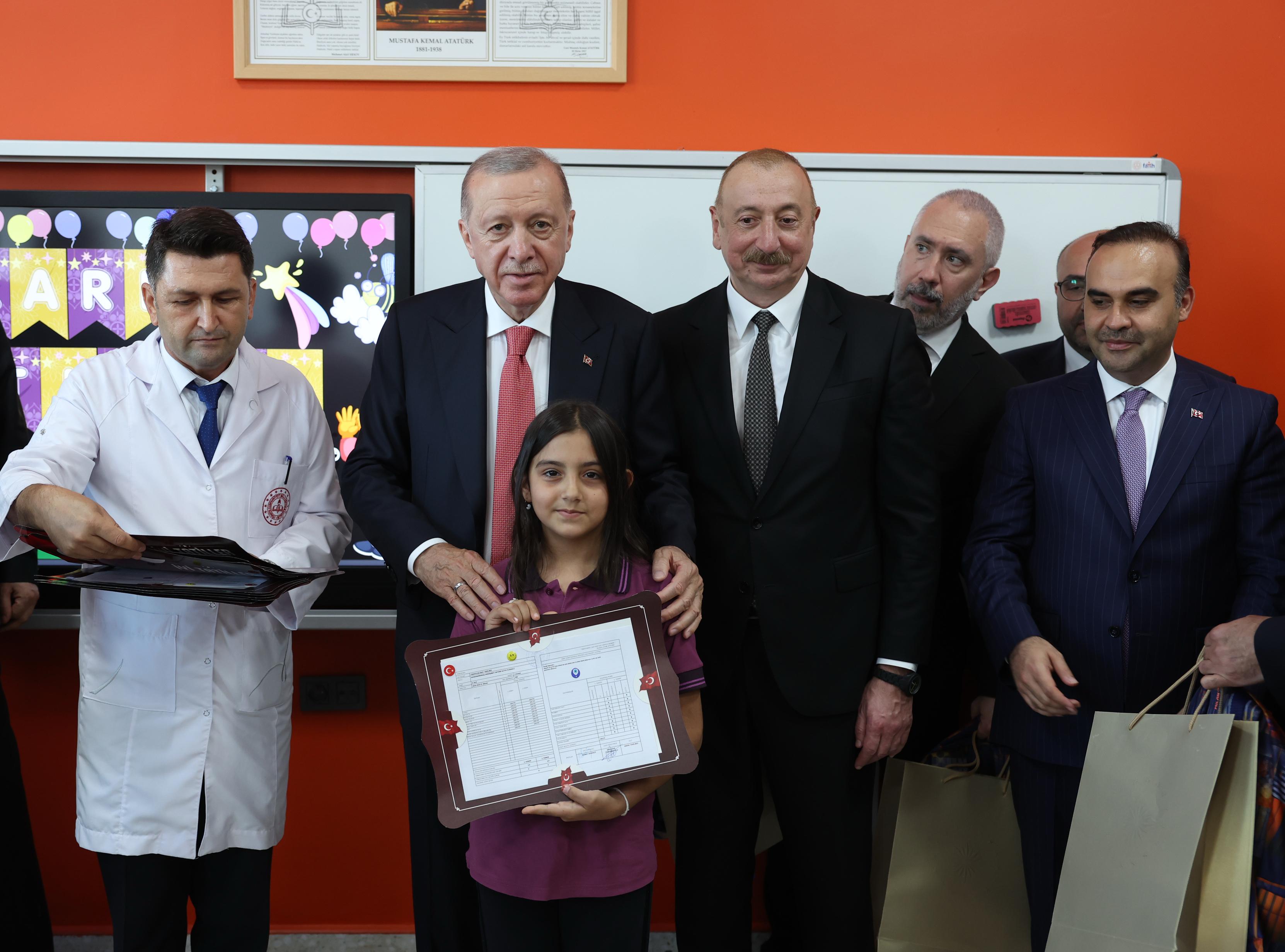 AZERBAYCAN MAHALLESİ’NDE DEPREMZEDE AİLEYE ZİYARET