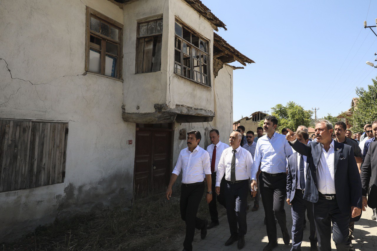 BAKAN KURUM DENİZLİ’DE İNCELEMELERDE BULUNDU KURUM: “HASARLI KONUTLARI 5-6 AY İÇERİSİNDE YENİDEN YAPIP TESLİM EDECEĞİZ”