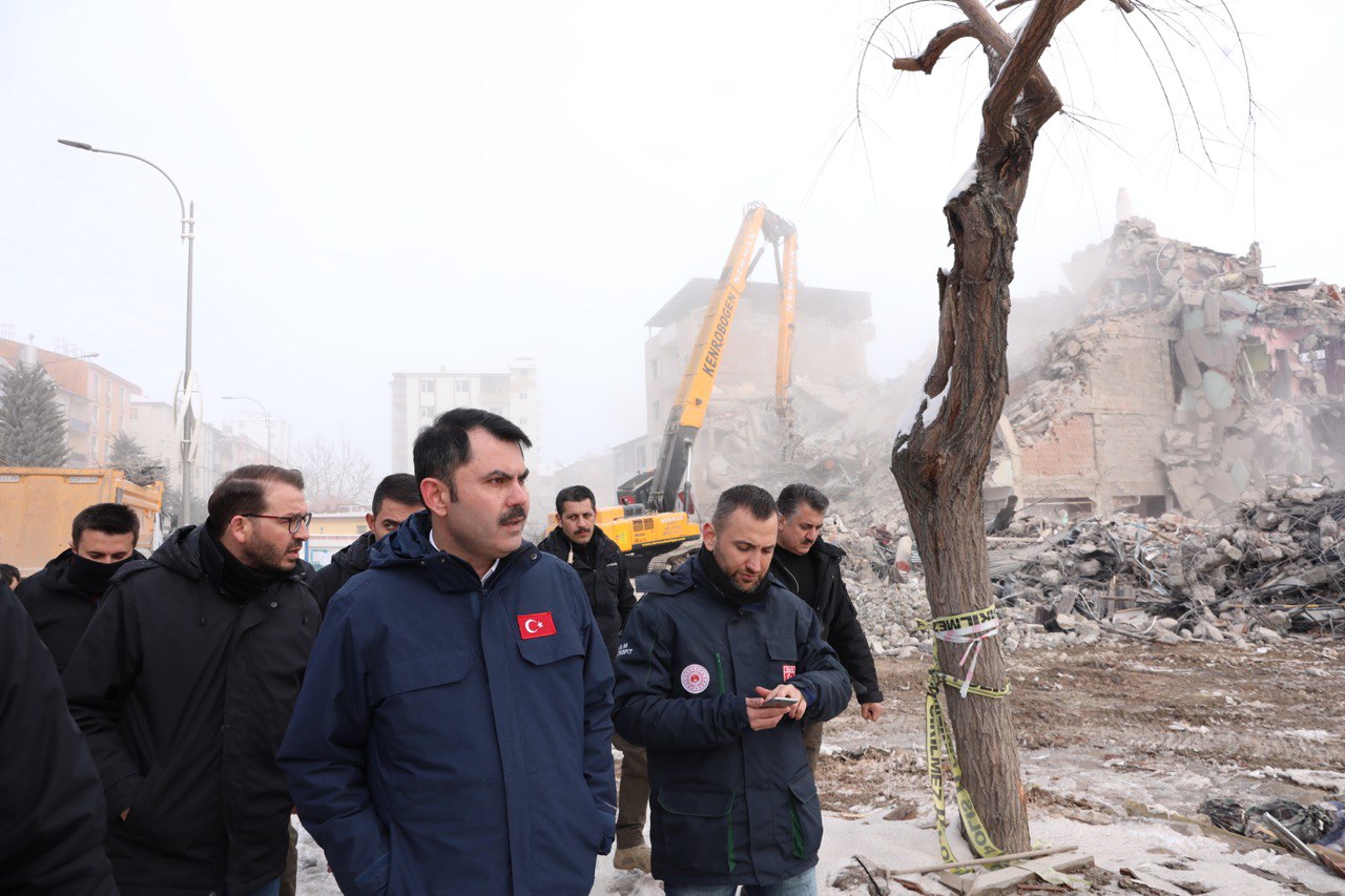 BAKAN KURUM ELAZIĞ’DA ENKAZ KALDIRMA VE TEMEL ATMA ÇALIŞMALARINI İNCELEDİ