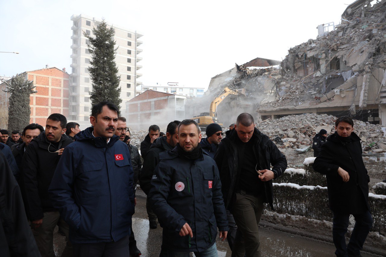 BAKAN KURUM ELAZIĞ’DA ENKAZ KALDIRMA VE TEMEL ATMA ÇALIŞMALARINI İNCELEDİ