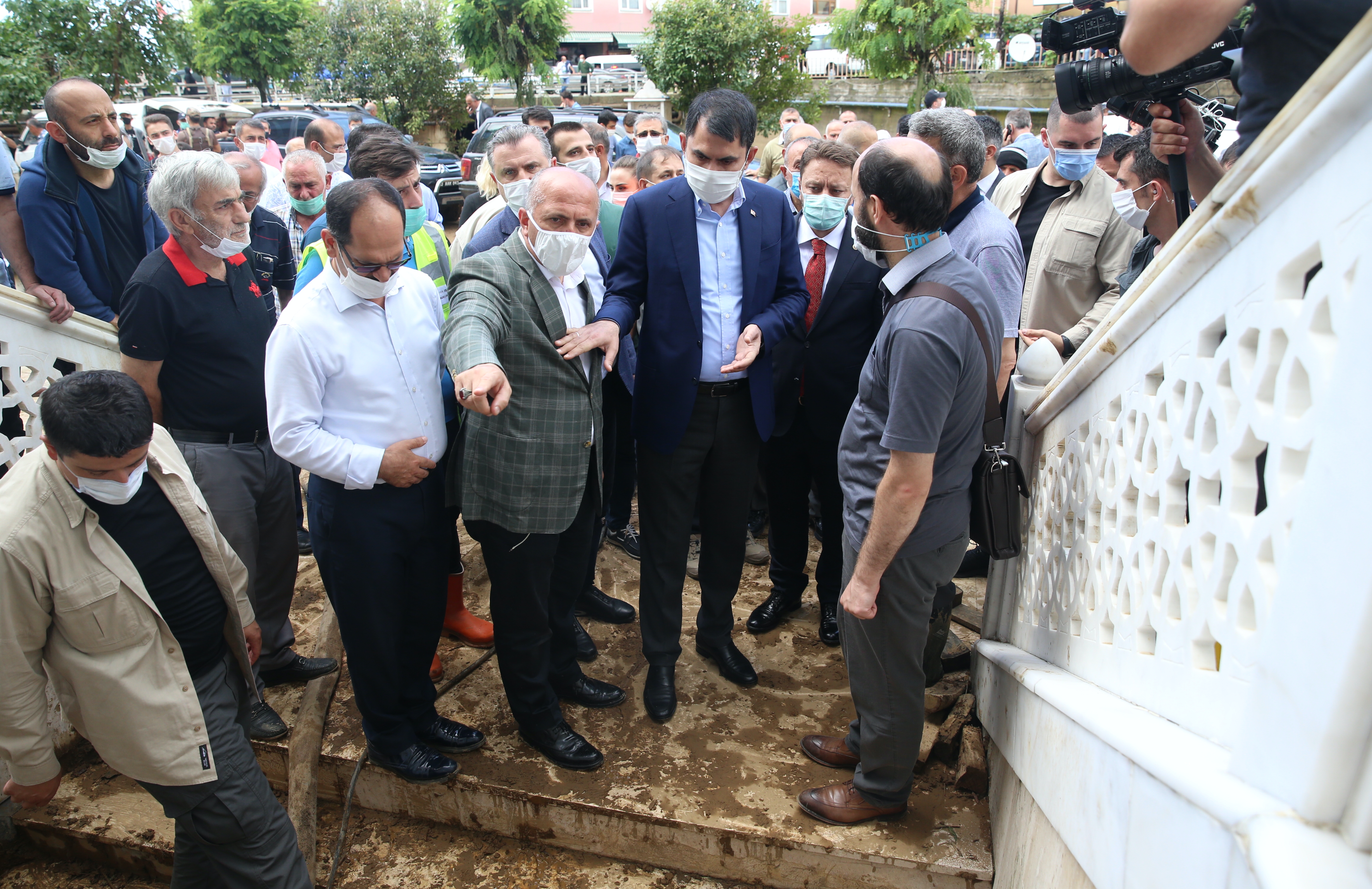 BAKAN KURUM, RİZE'DE SAĞANAĞIN ETKİLİ OLDUĞU ALANDA İNCELEMEDE BULUNDU