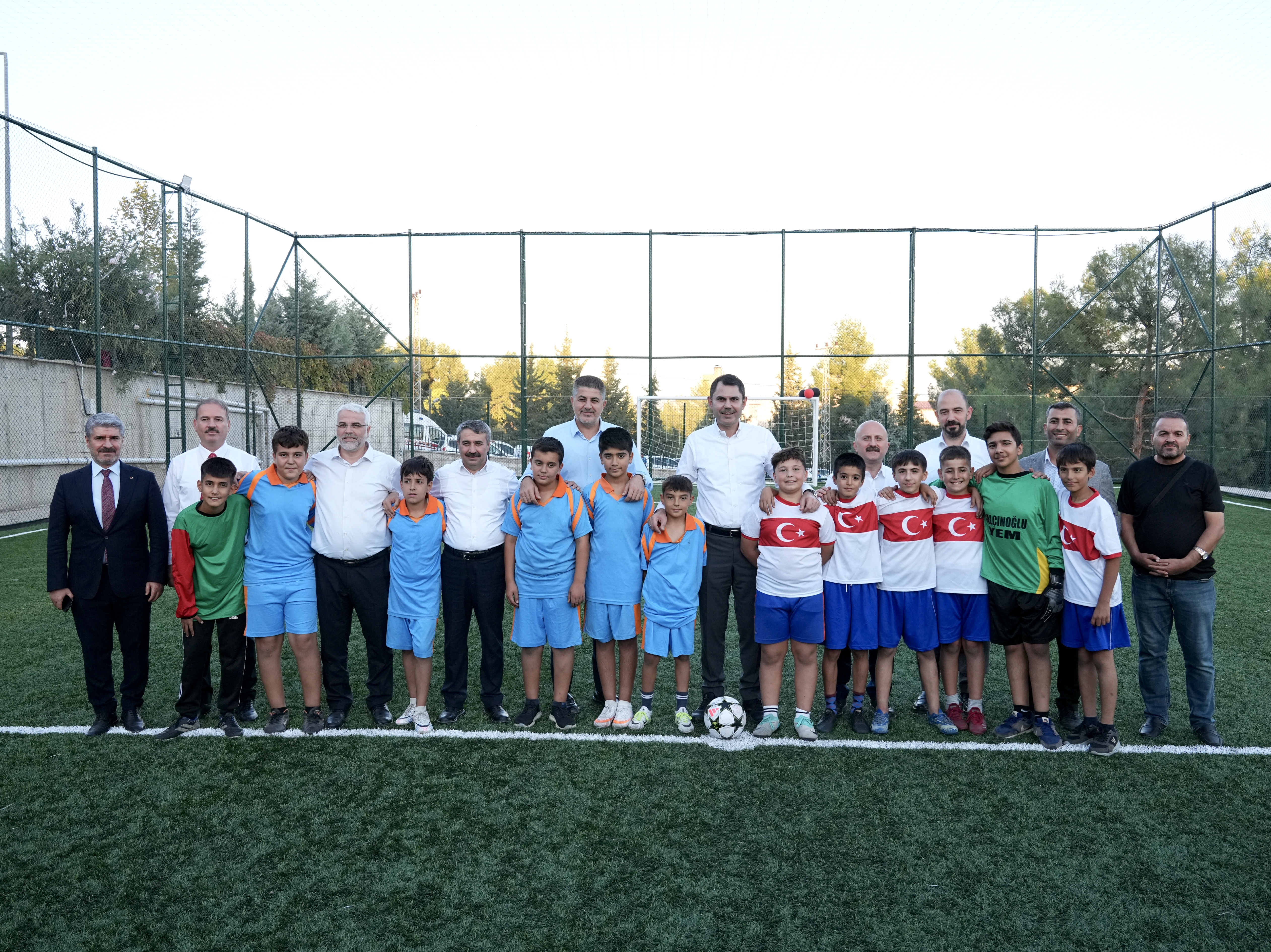 BAKAN KURUM, HALI SAHA SÖZÜNÜ TUTTUĞU ÇOCUKLARLA FUTBOL OYNADI