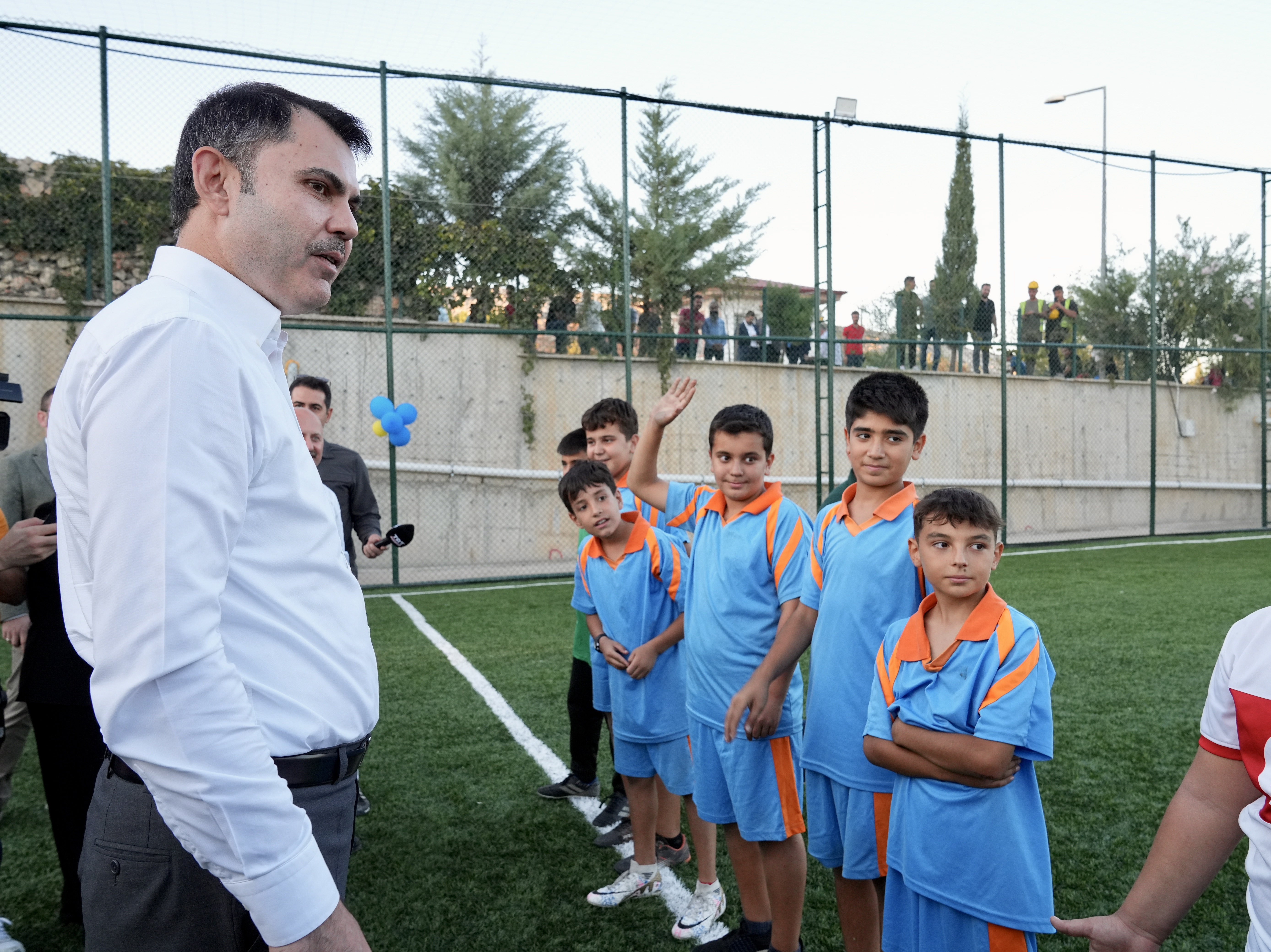 BAKAN KURUM, HALI SAHA SÖZÜNÜ TUTTUĞU ÇOCUKLARLA FUTBOL OYNADI