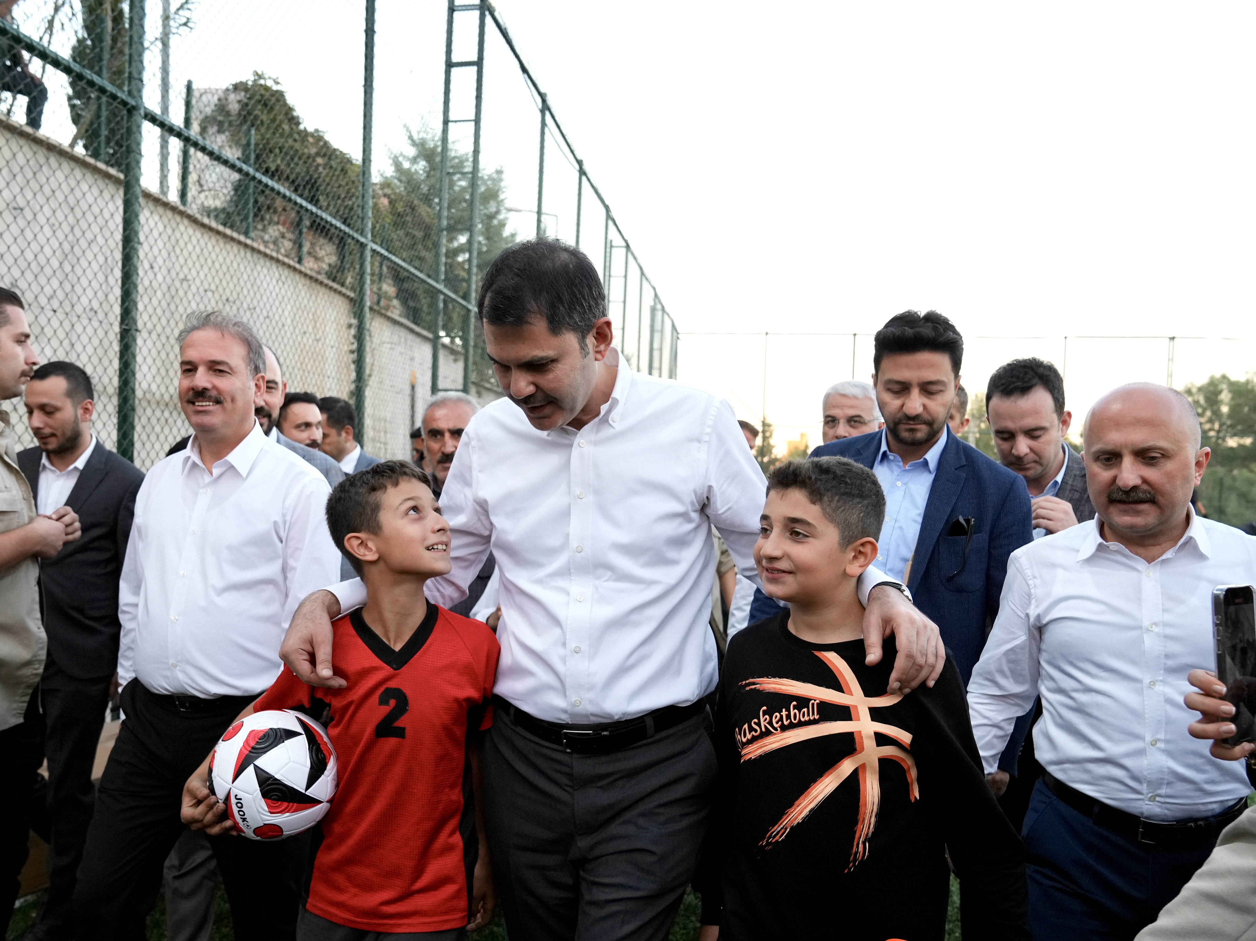 BAKAN KURUM, HALI SAHA SÖZÜNÜ TUTTUĞU ÇOCUKLARLA FUTBOL OYNADI