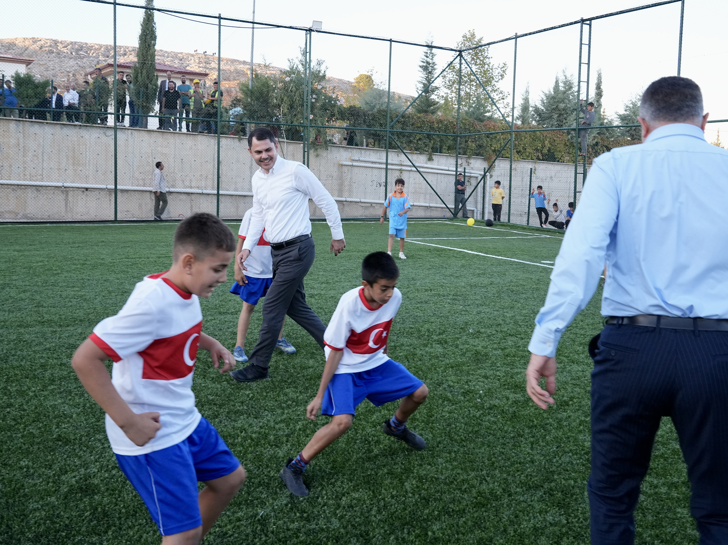 BAKAN KURUM, HALI SAHA SÖZÜNÜ TUTTUĞU ÇOCUKLARLA FUTBOL OYNADI