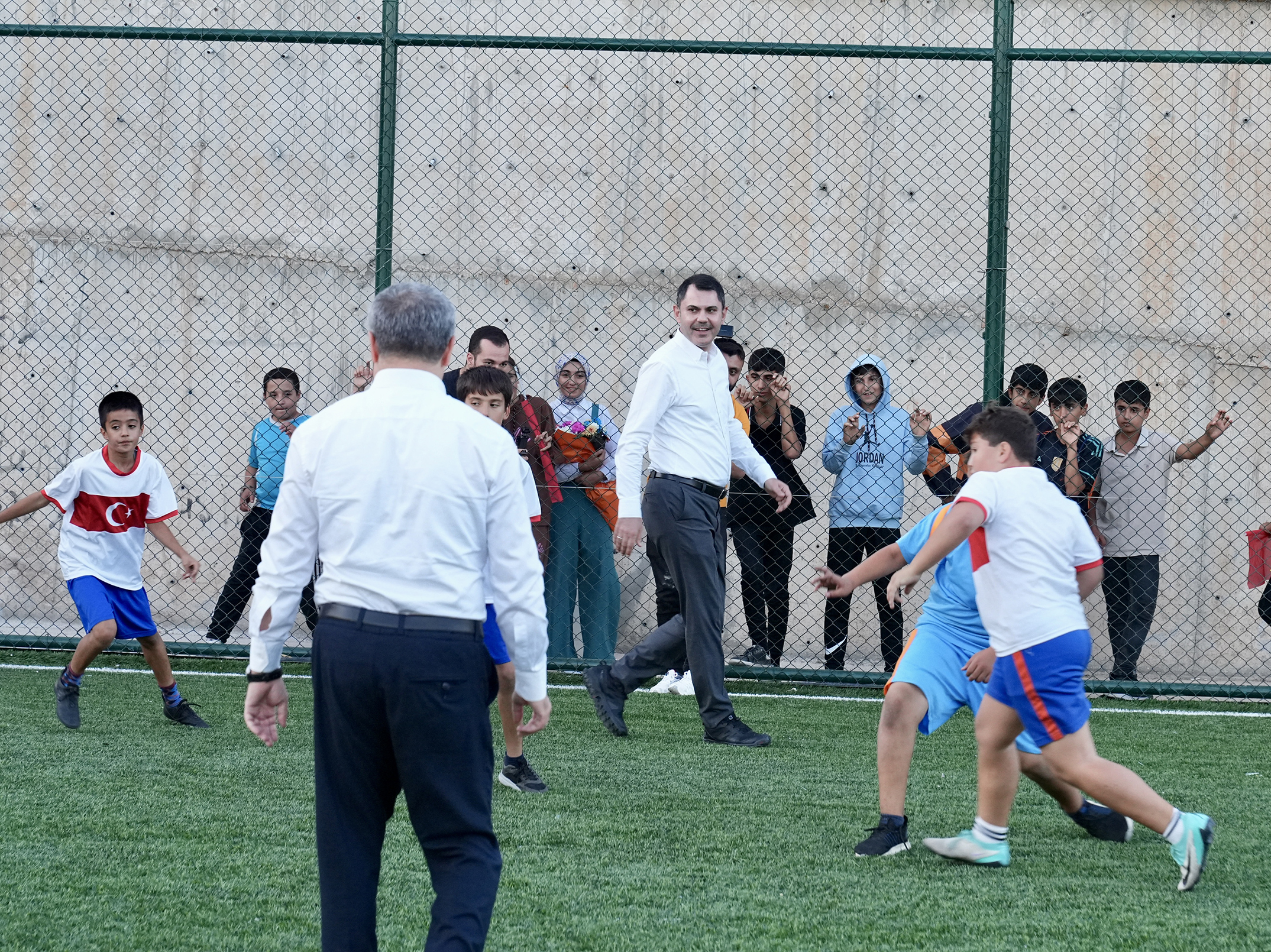 BAKAN KURUM, HALI SAHA SÖZÜNÜ TUTTUĞU ÇOCUKLARLA FUTBOL OYNADI