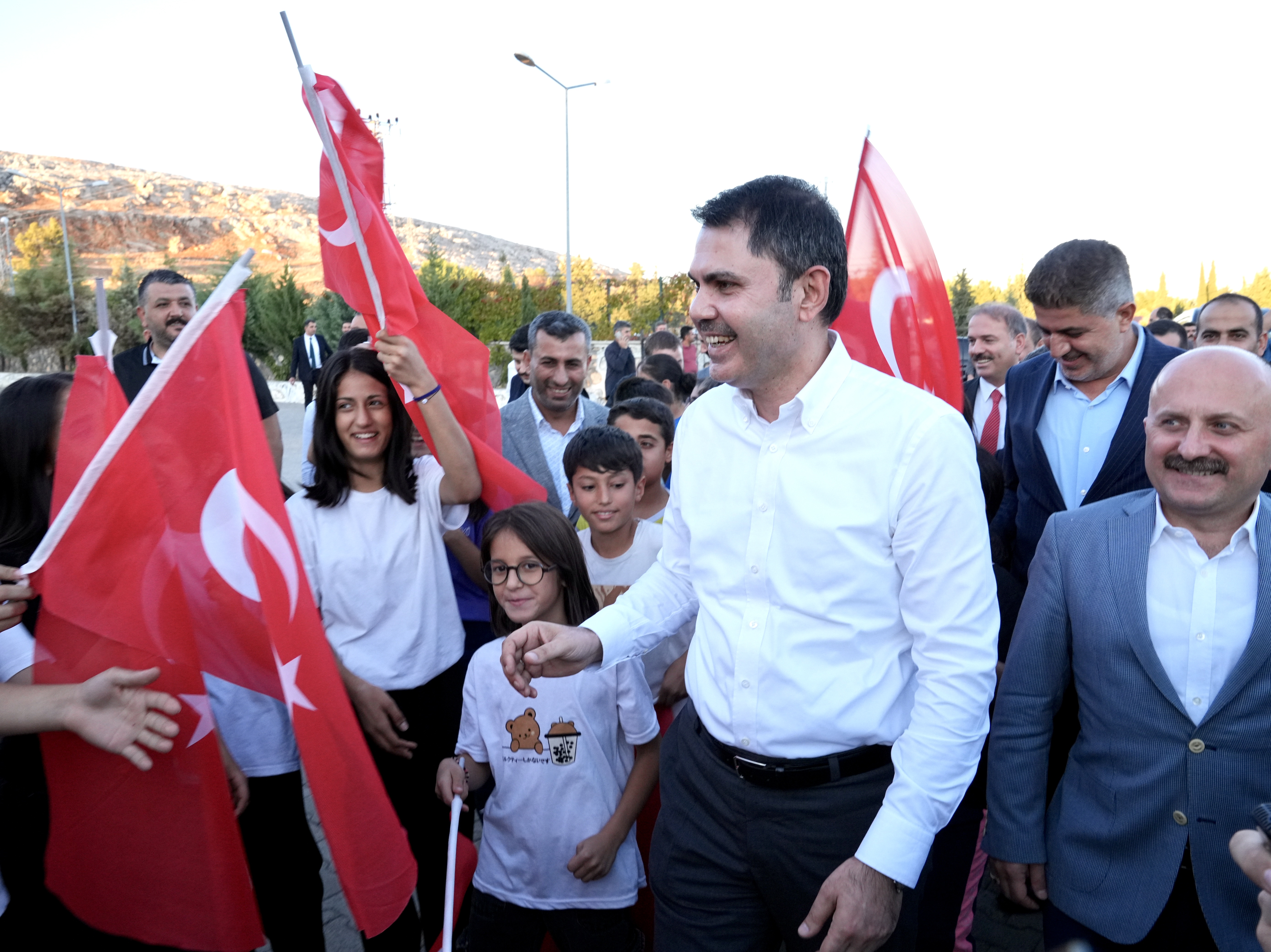 BAKAN KURUM, HALI SAHA SÖZÜNÜ TUTTUĞU ÇOCUKLARLA FUTBOL OYNADI