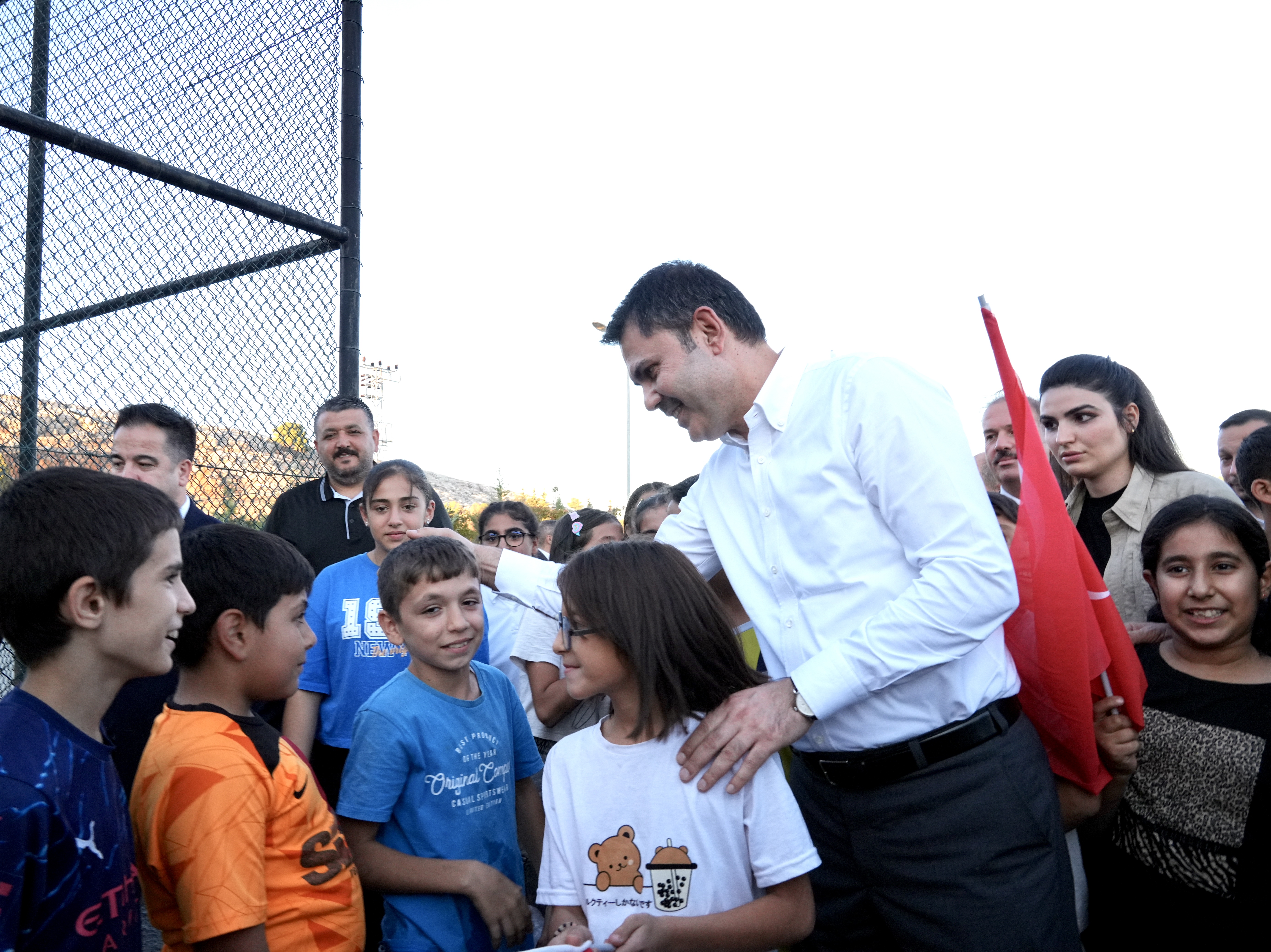 BAKAN KURUM, HALI SAHA SÖZÜNÜ TUTTUĞU ÇOCUKLARLA FUTBOL OYNADI