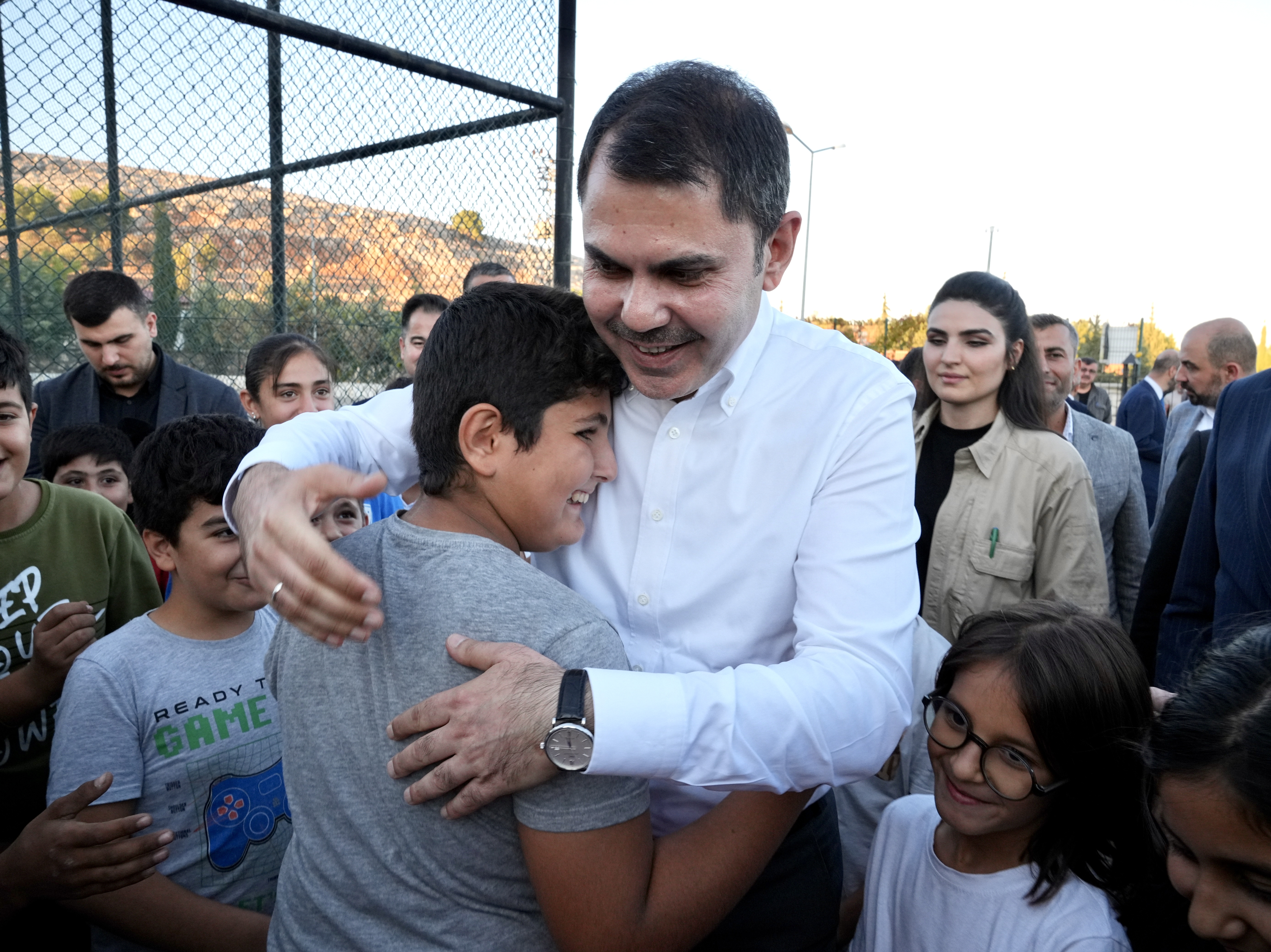 BAKAN KURUM, HALI SAHA SÖZÜNÜ TUTTUĞU ÇOCUKLARLA FUTBOL OYNADI