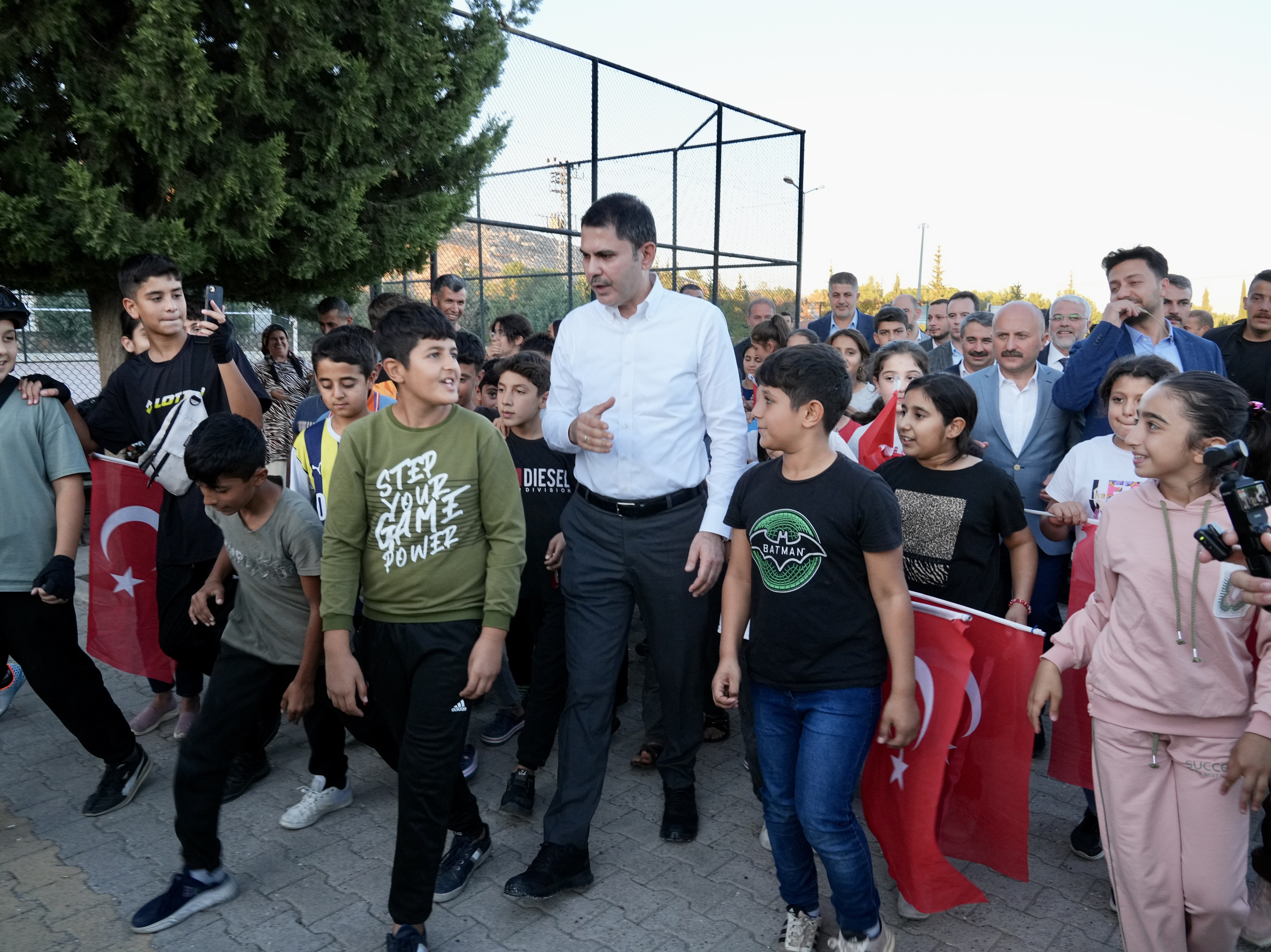 BAKAN KURUM, HALI SAHA SÖZÜNÜ TUTTUĞU ÇOCUKLARLA FUTBOL OYNADI