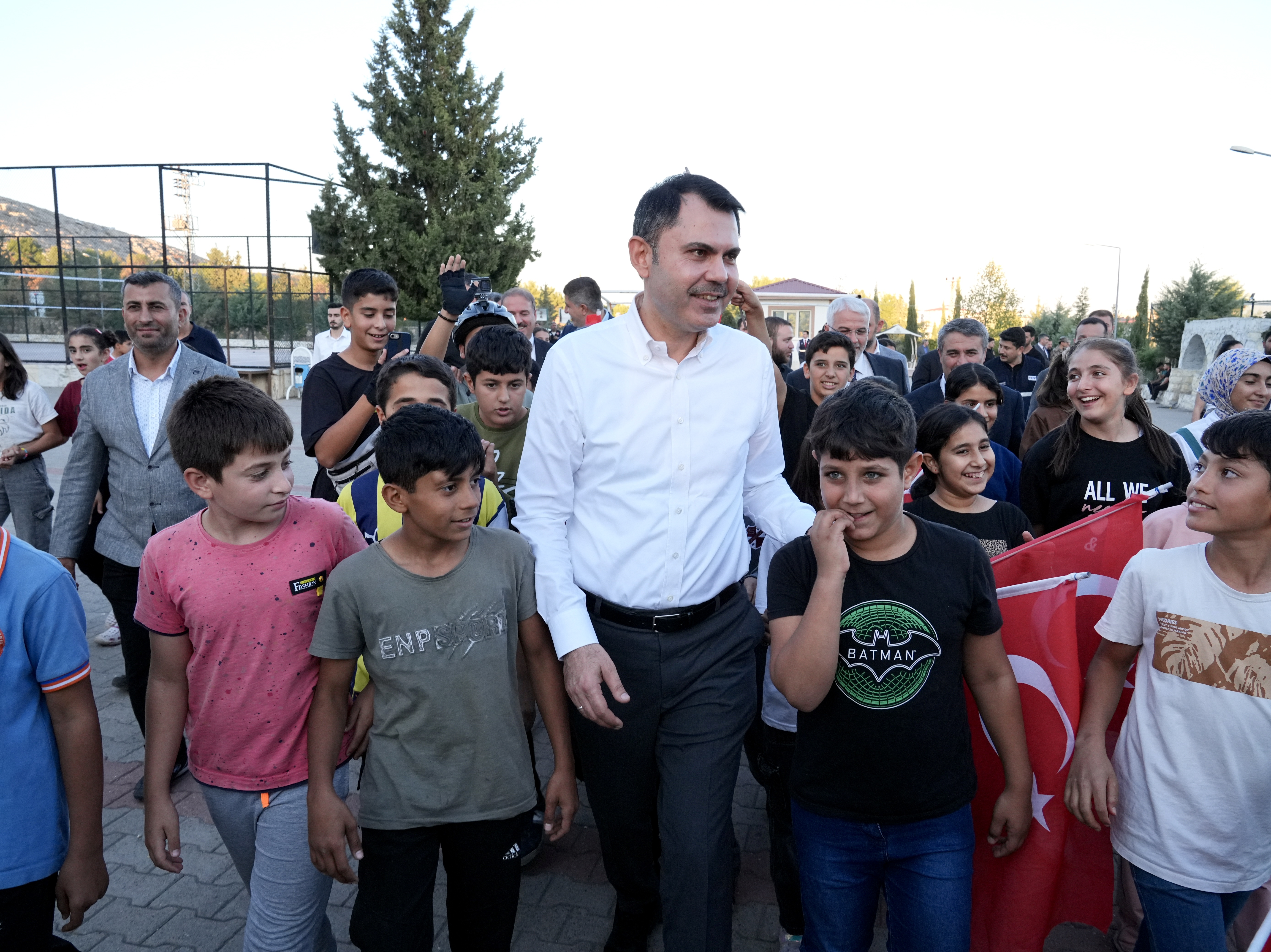 BAKAN KURUM, HALI SAHA SÖZÜNÜ TUTTUĞU ÇOCUKLARLA FUTBOL OYNADI