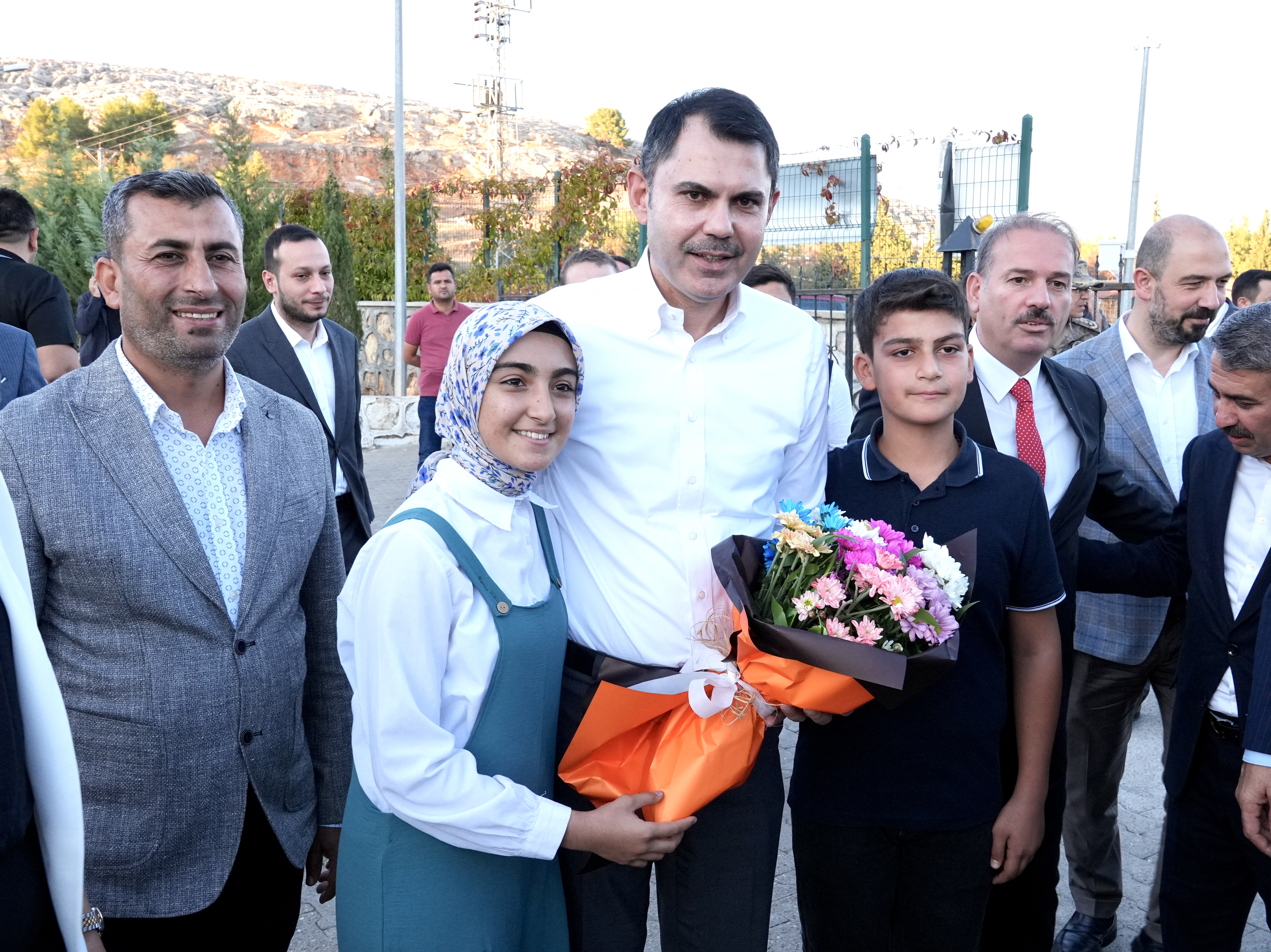 BAKAN KURUM, HALI SAHA SÖZÜNÜ TUTTUĞU ÇOCUKLARLA FUTBOL OYNADI