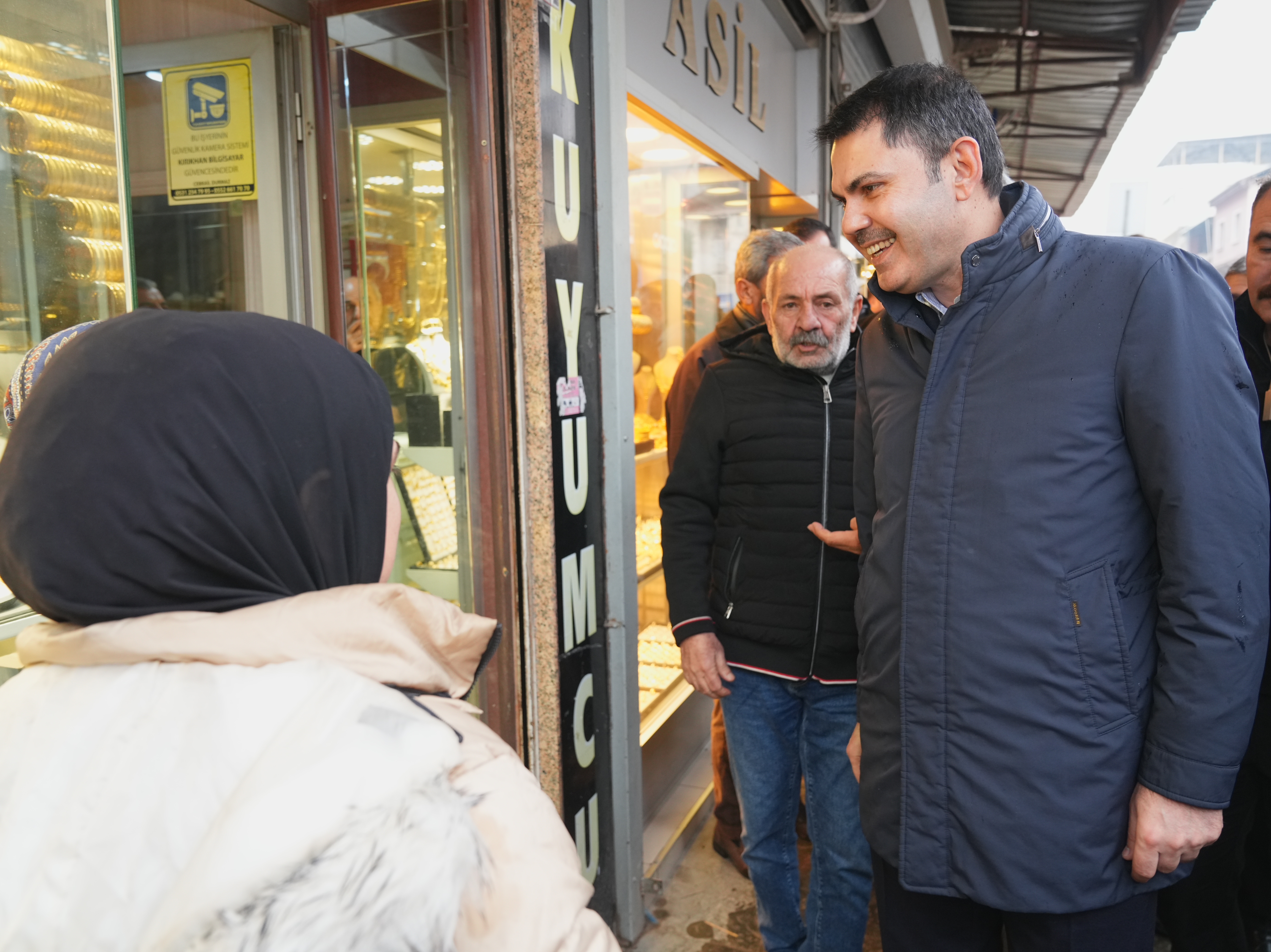 BAKAN KURUM HATAY’DA ŞANTİYELERİ VE ESNAFI ZİYARET EDEN BAKAN KURUM BİR KÖY EVİNE MİSAFİR OLDU