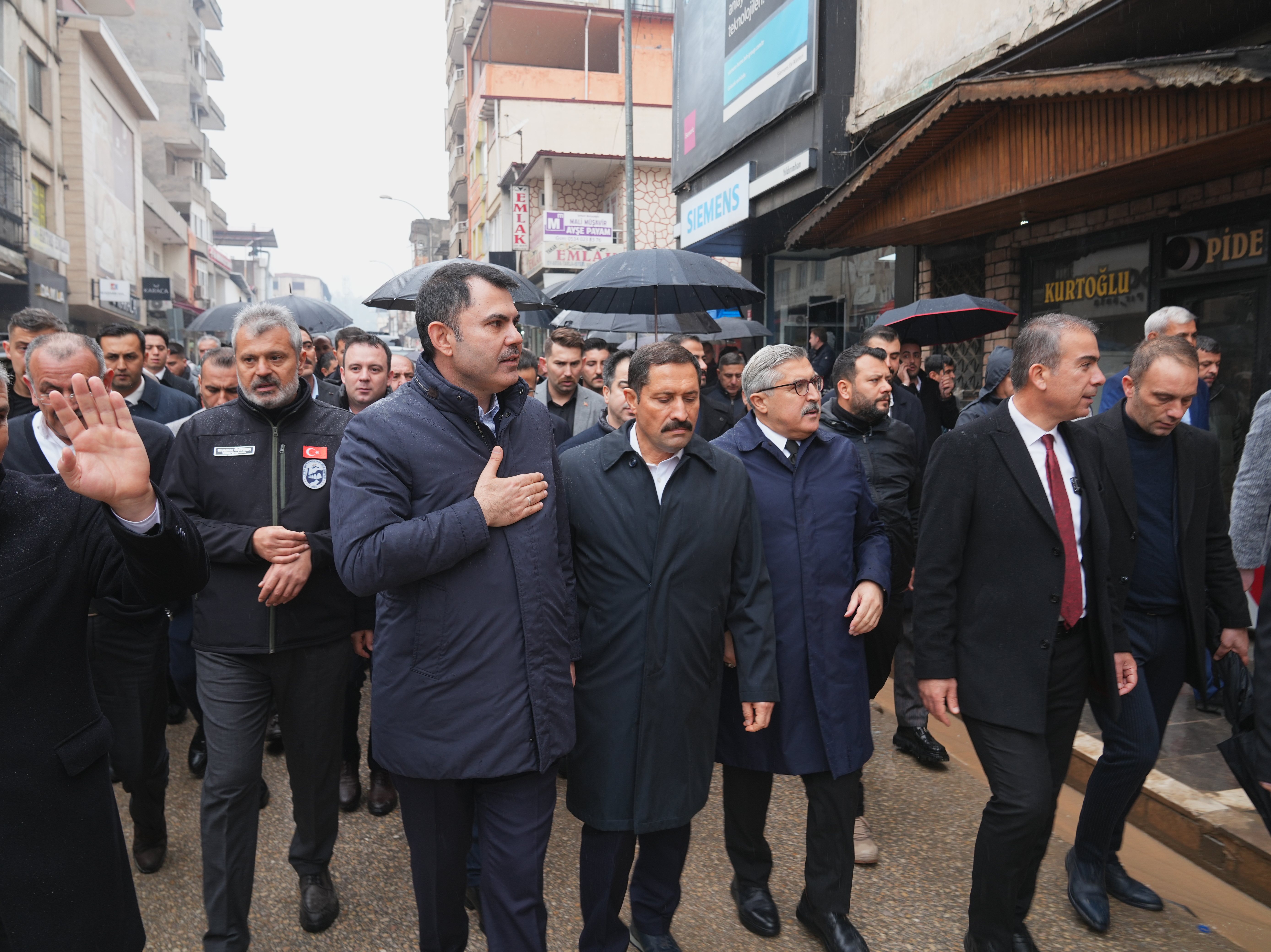 BAKAN KURUM HATAY’DA ŞANTİYELERİ VE ESNAFI ZİYARET EDEN BAKAN KURUM BİR KÖY EVİNE MİSAFİR OLDU