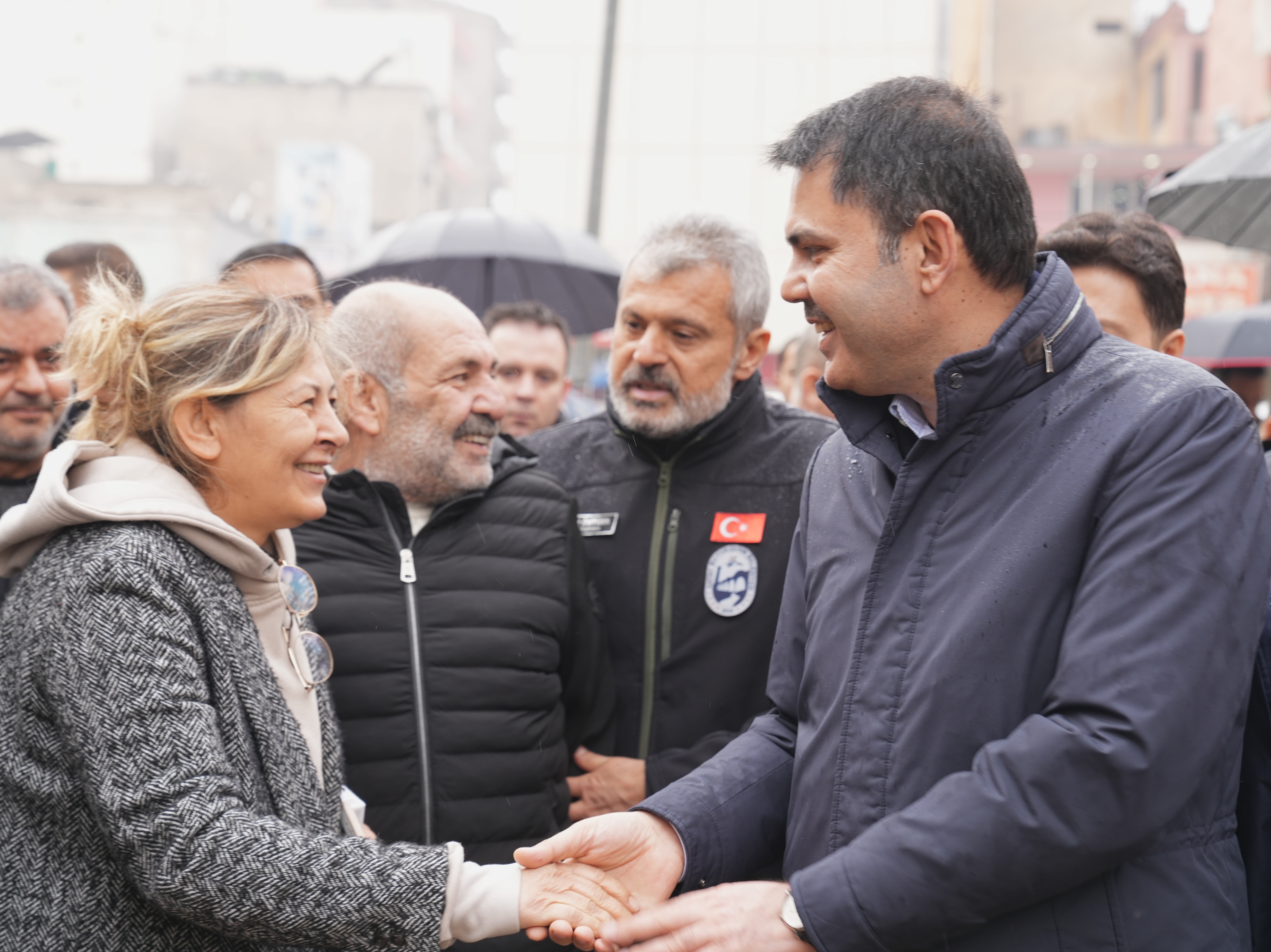 BAKAN KURUM HATAY’DA ŞANTİYELERİ VE ESNAFI ZİYARET EDEN BAKAN KURUM BİR KÖY EVİNE MİSAFİR OLDU