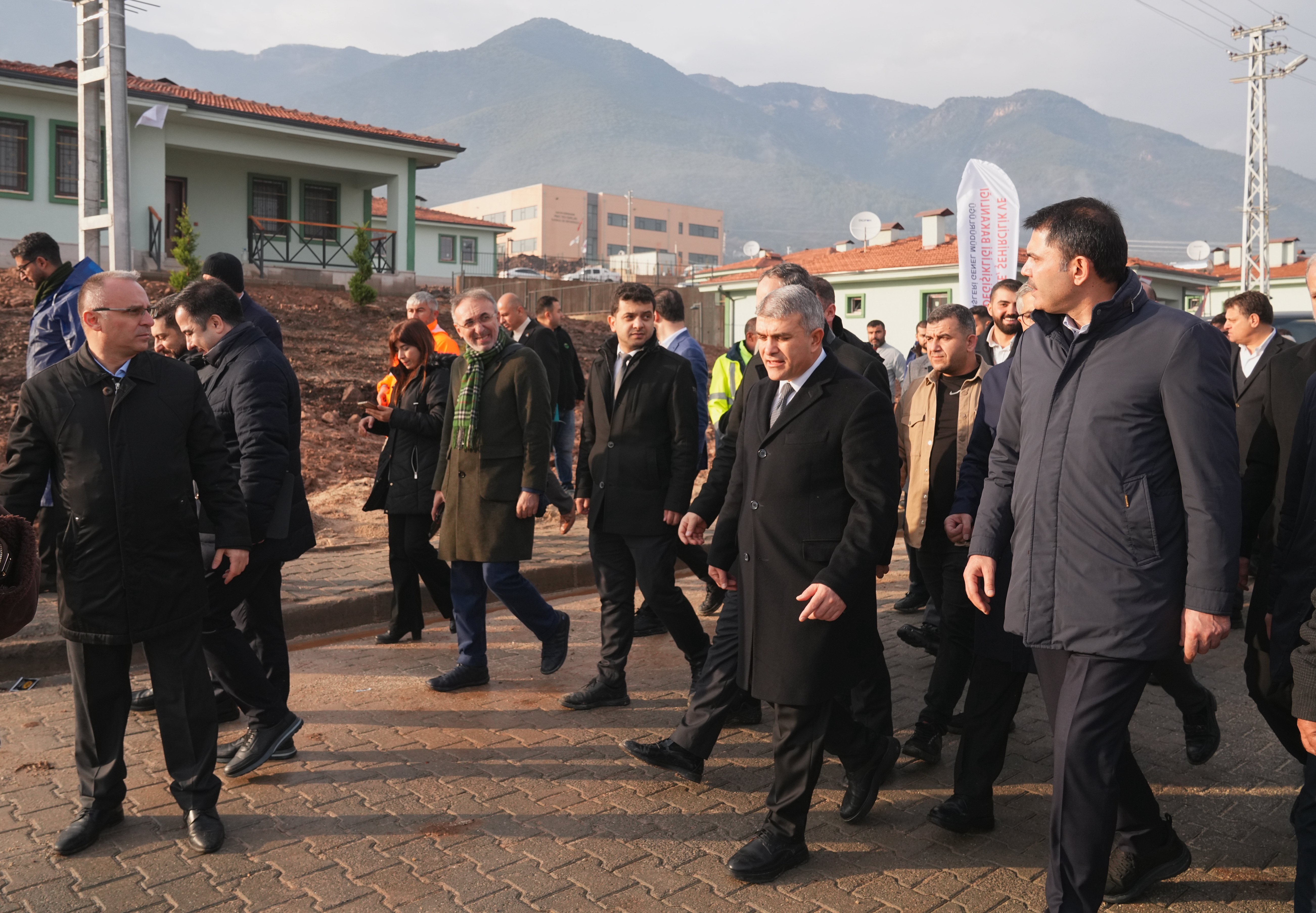 BAKAN KURUM HATAY’DA ŞANTİYELERİ VE ESNAFI ZİYARET EDEN BAKAN KURUM BİR KÖY EVİNE MİSAFİR OLDU