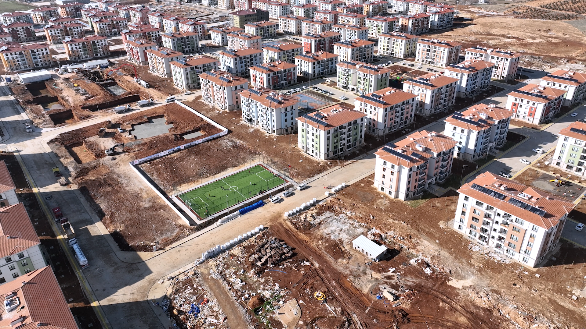 BAKAN KURUM, DEPREMZEDE HÜSEYİN’E VERDİĞİ HALI SAHA SÖZÜNÜ TUTTU