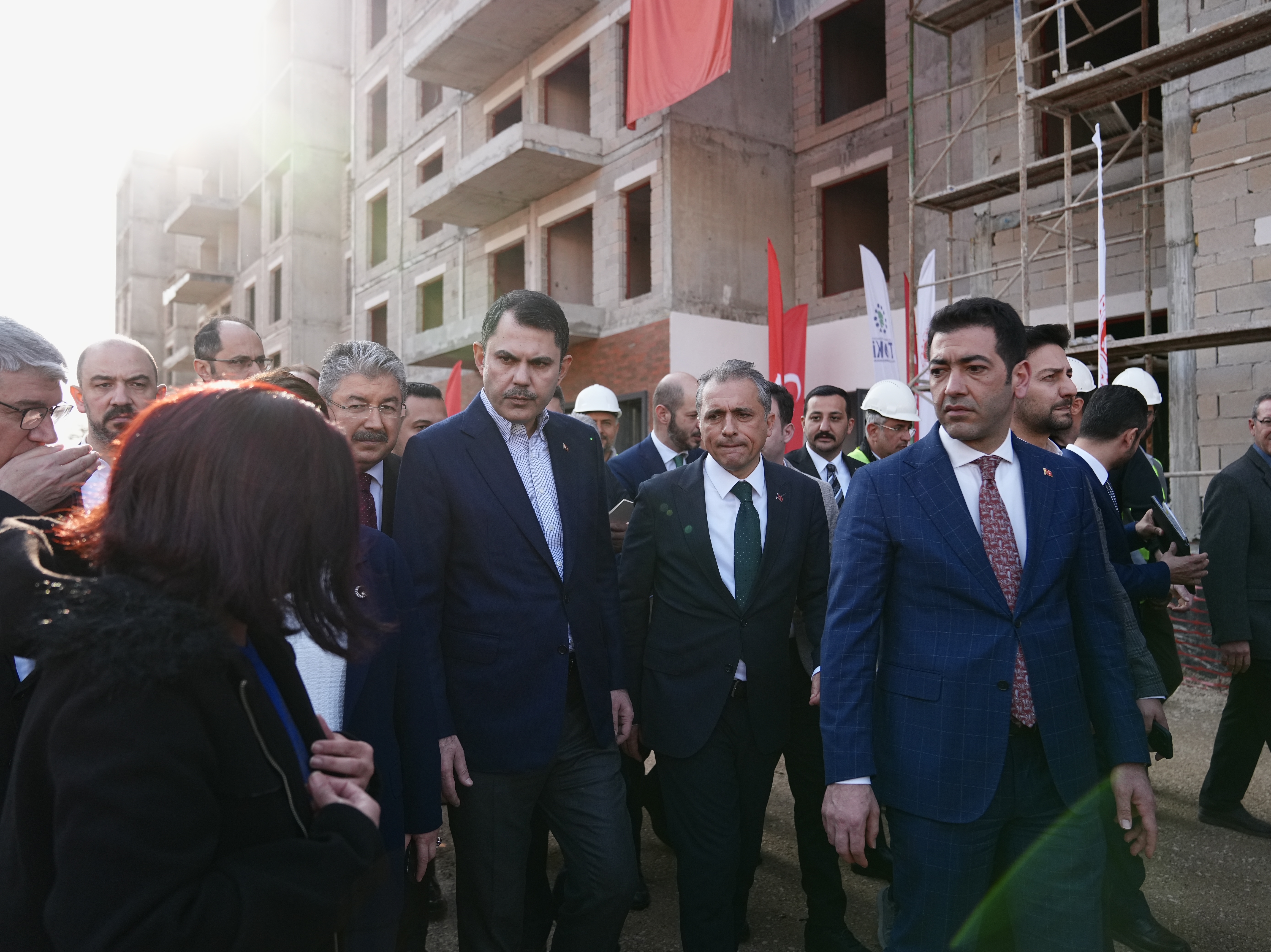 BAKAN KURUM OSMANİYE’DE DEPREMZEDE AİLENİN YENİ EVİNE KONUK OLDU