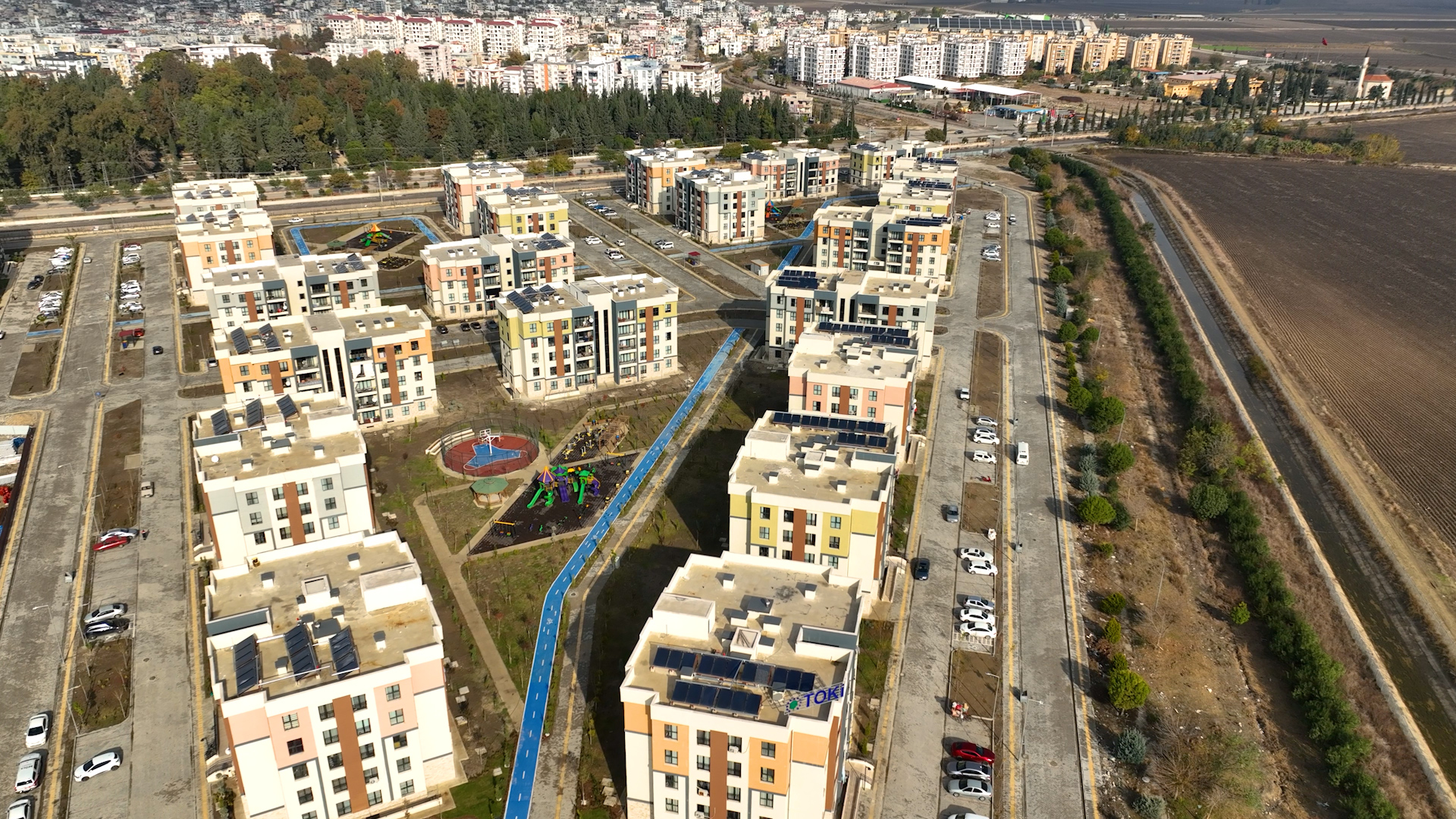 BAKAN KURUM: ADANA CEYHAN’DA DA TOKİ İLE YAPTIĞIMIZ AFET KONUTLARIMIZI TAMAMLADIK