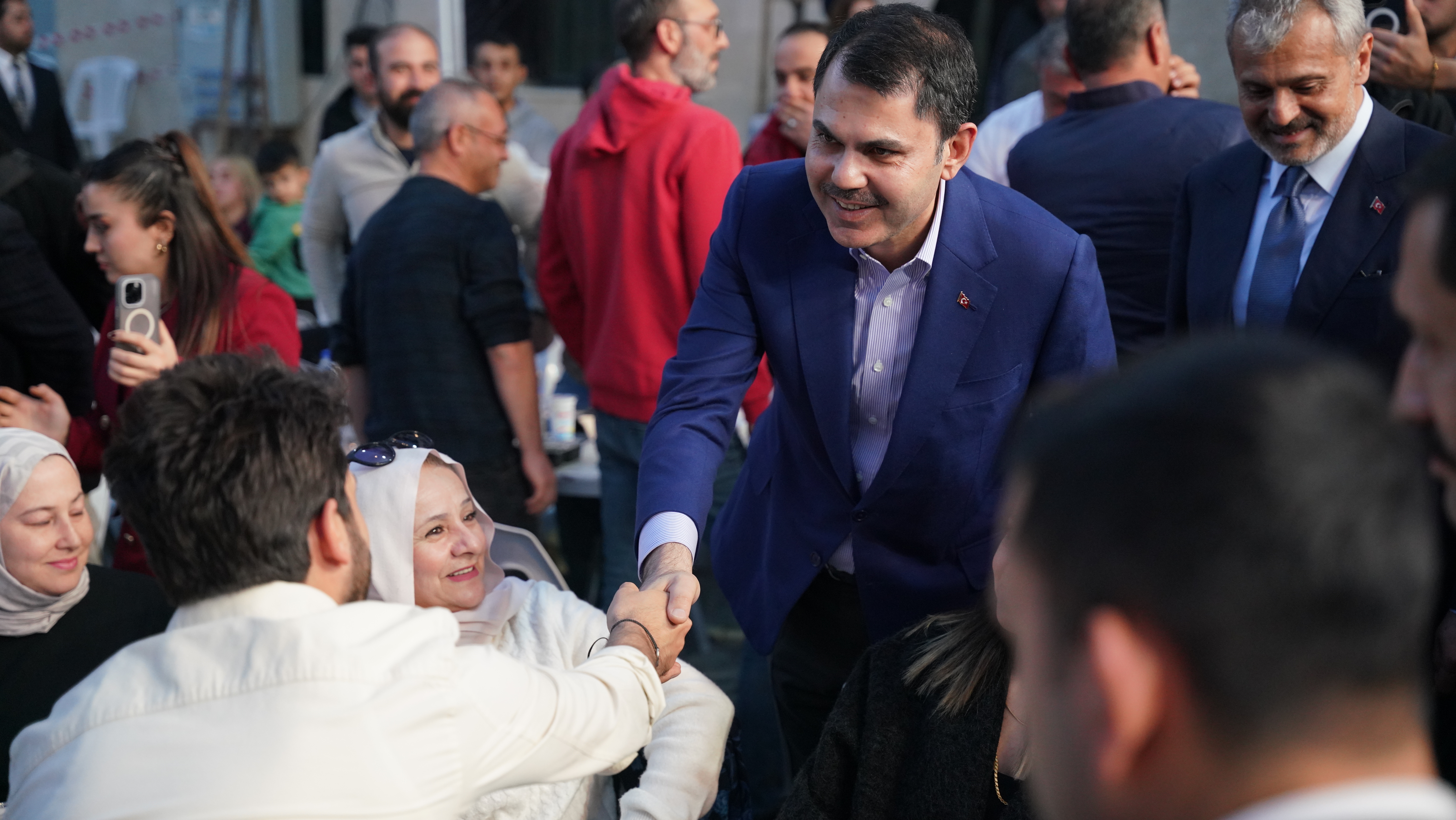 BAKAN KURUM HATAY’DA YENİ EVLERİNE TAŞINAN DEPREMZEDELERLE SOKAK İFTARINA KATILDI