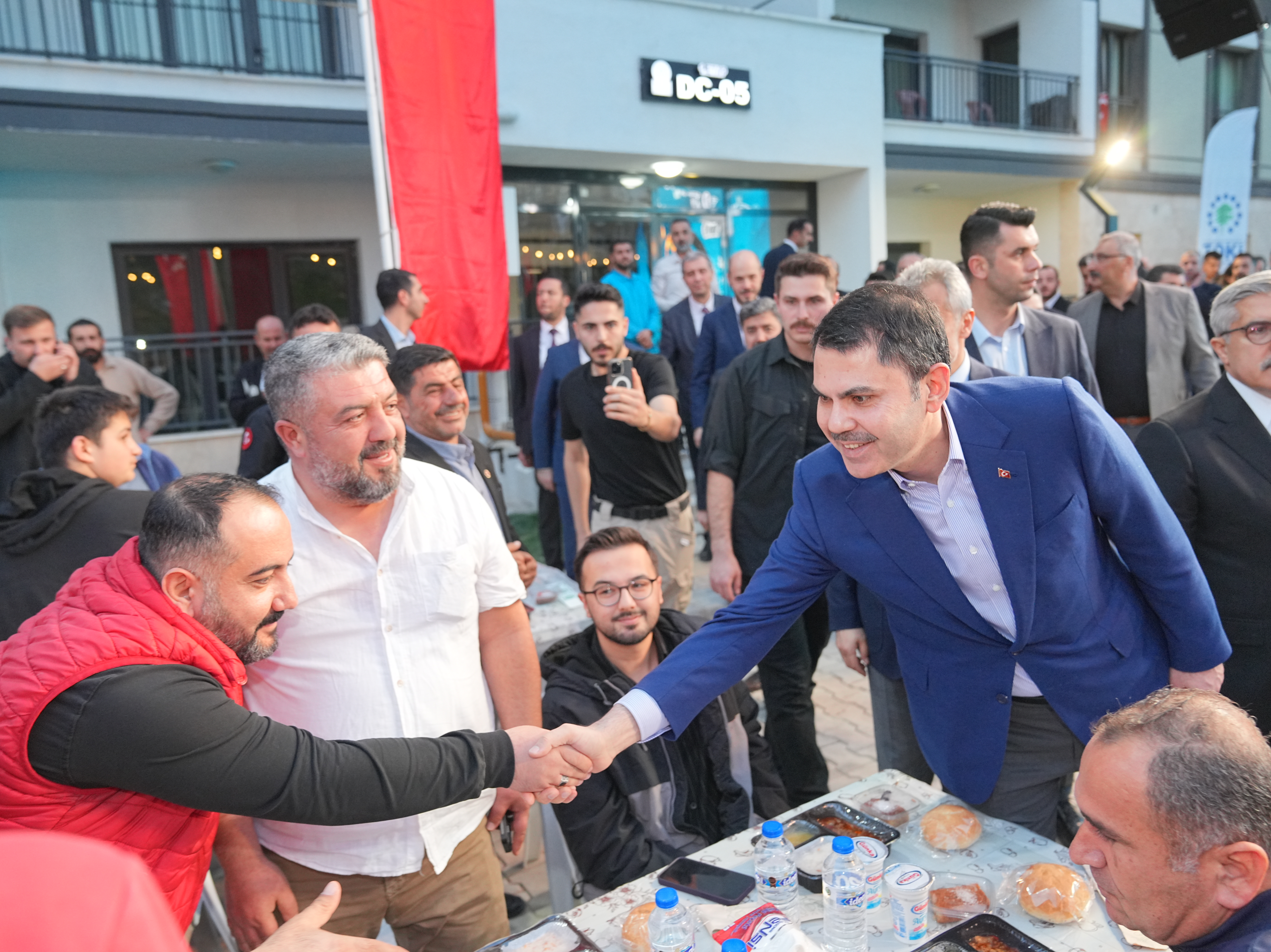 BAKAN KURUM HATAY’DA YENİ EVLERİNE TAŞINAN DEPREMZEDELERLE SOKAK İFTARINA KATILDI