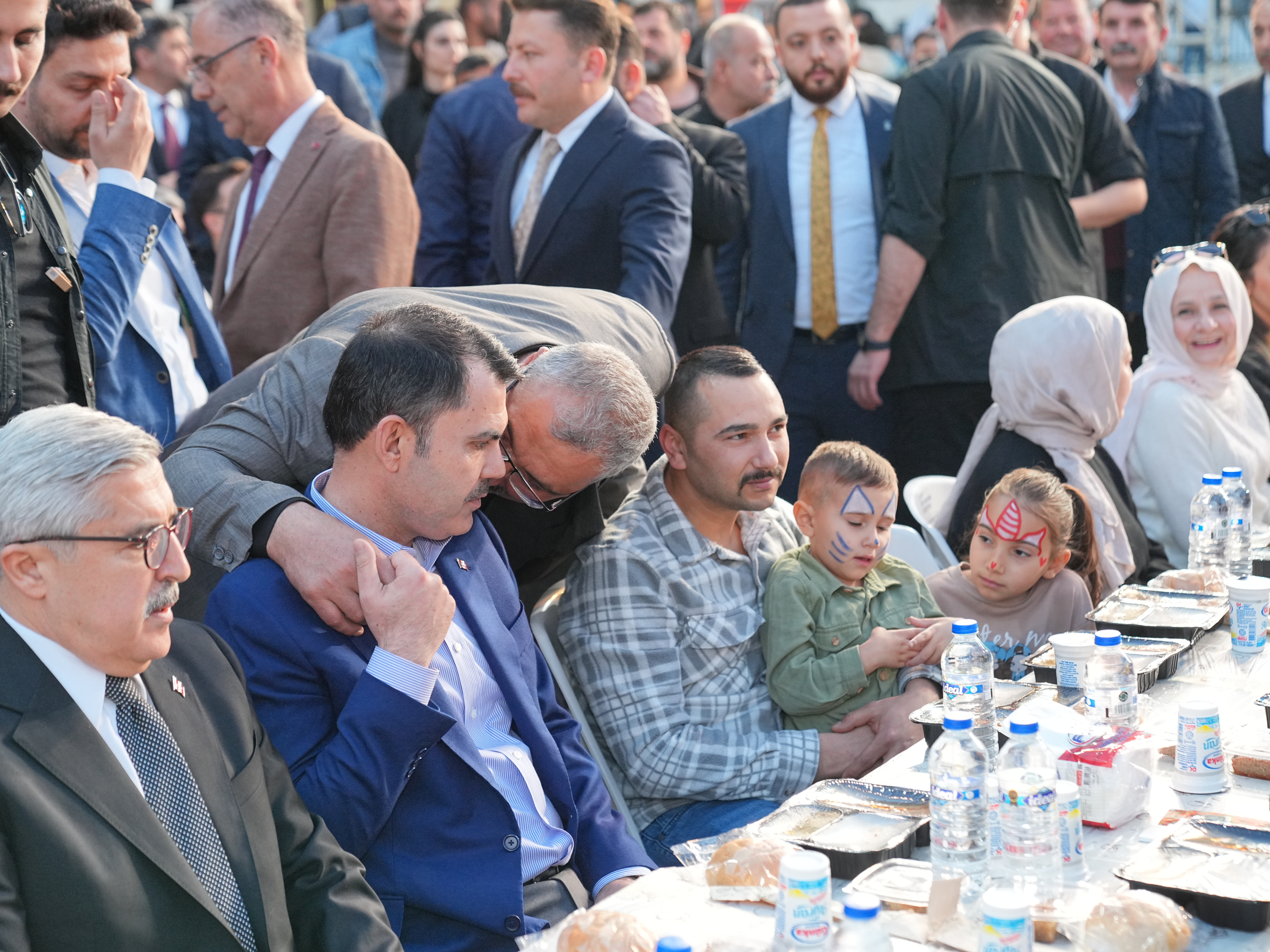 BAKAN KURUM HATAY’DA YENİ EVLERİNE TAŞINAN DEPREMZEDELERLE SOKAK İFTARINA KATILDI