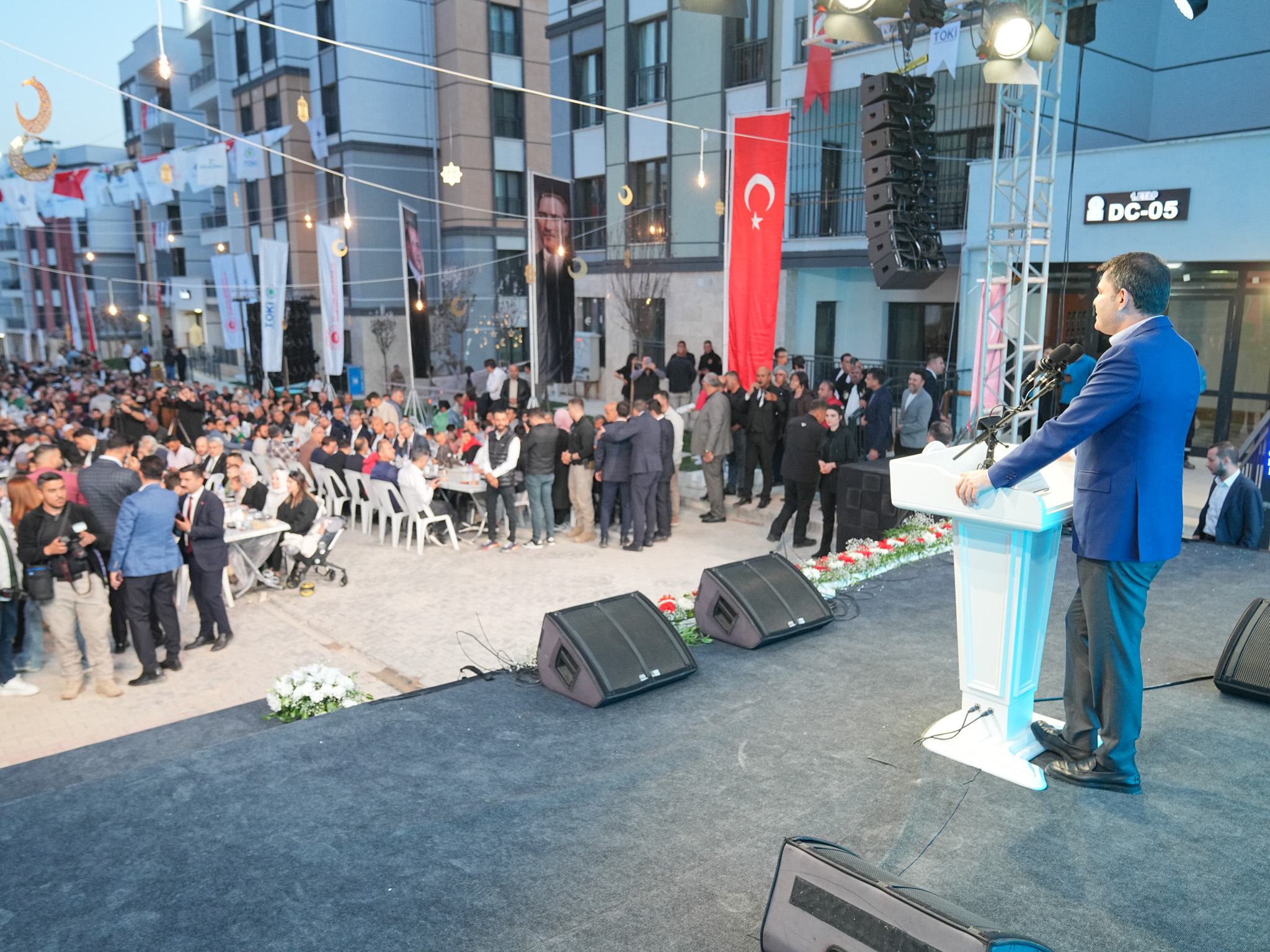 BAKAN KURUM HATAY’DA YENİ EVLERİNE TAŞINAN DEPREMZEDELERLE SOKAK İFTARINA KATILDI