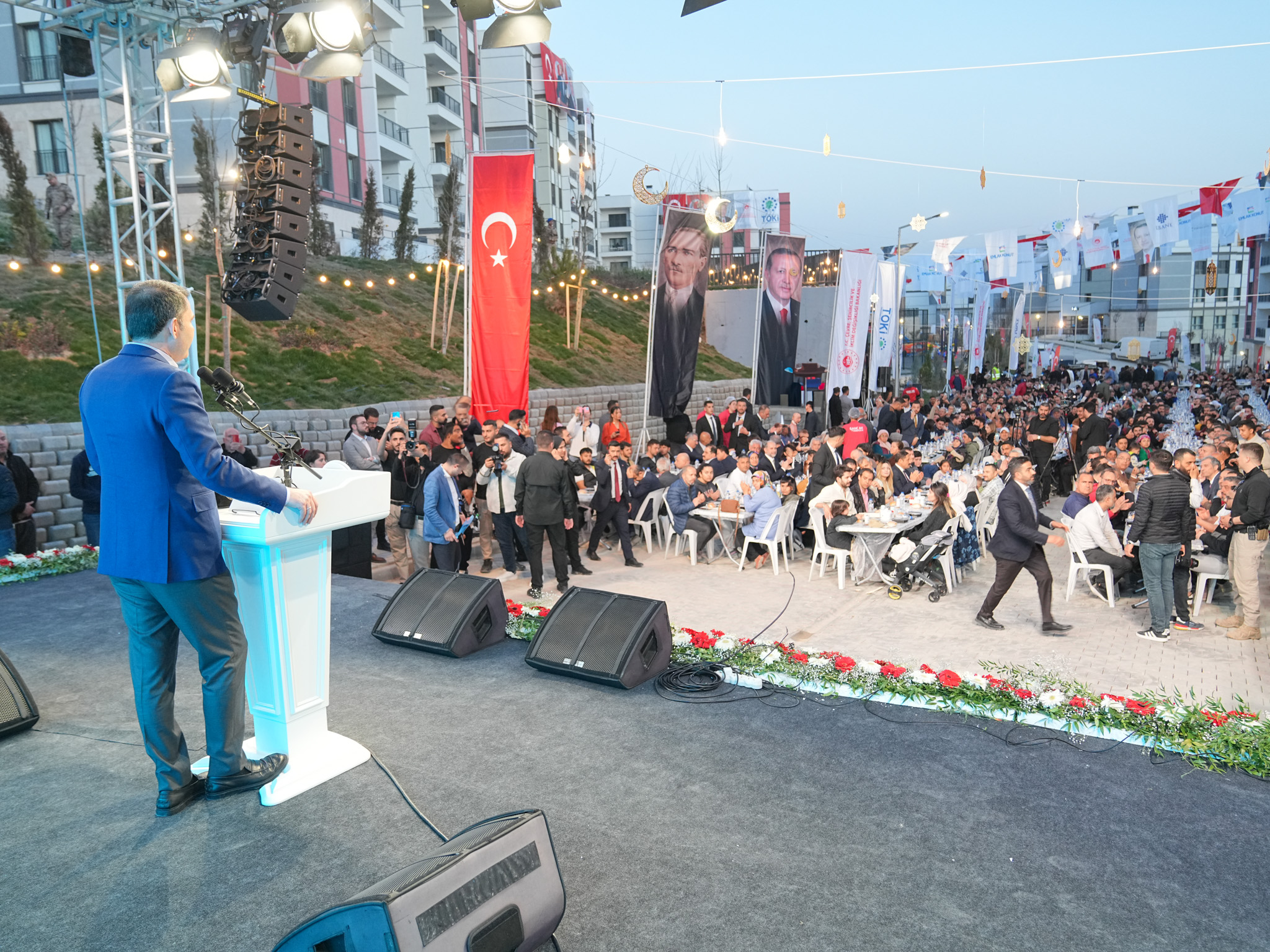 BAKAN KURUM HATAY’DA YENİ EVLERİNE TAŞINAN DEPREMZEDELERLE SOKAK İFTARINA KATILDI