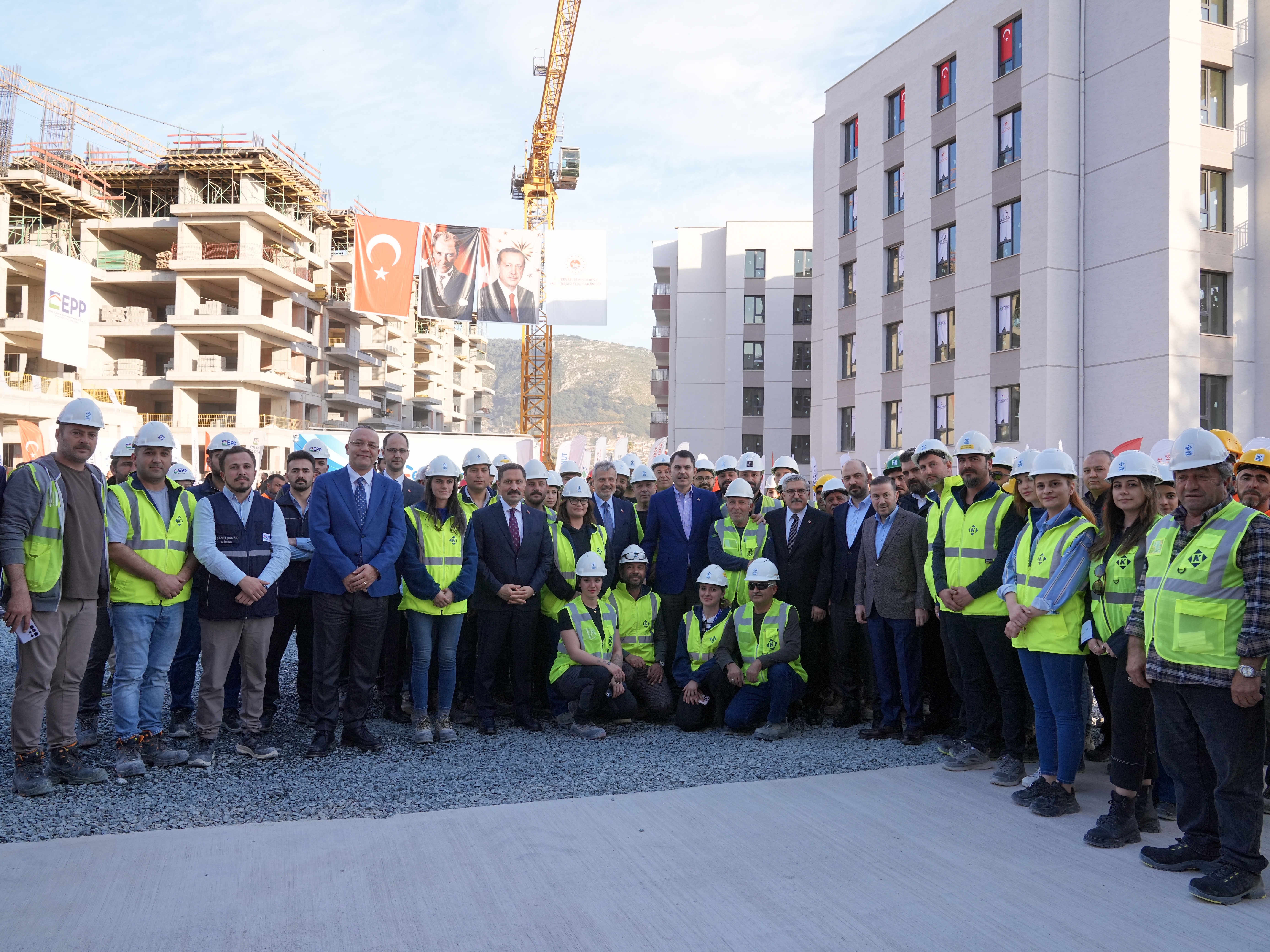 BAKAN KURUM HATAY’DA YENİ EVLERİNE TAŞINAN DEPREMZEDELERLE SOKAK İFTARINA KATILDI