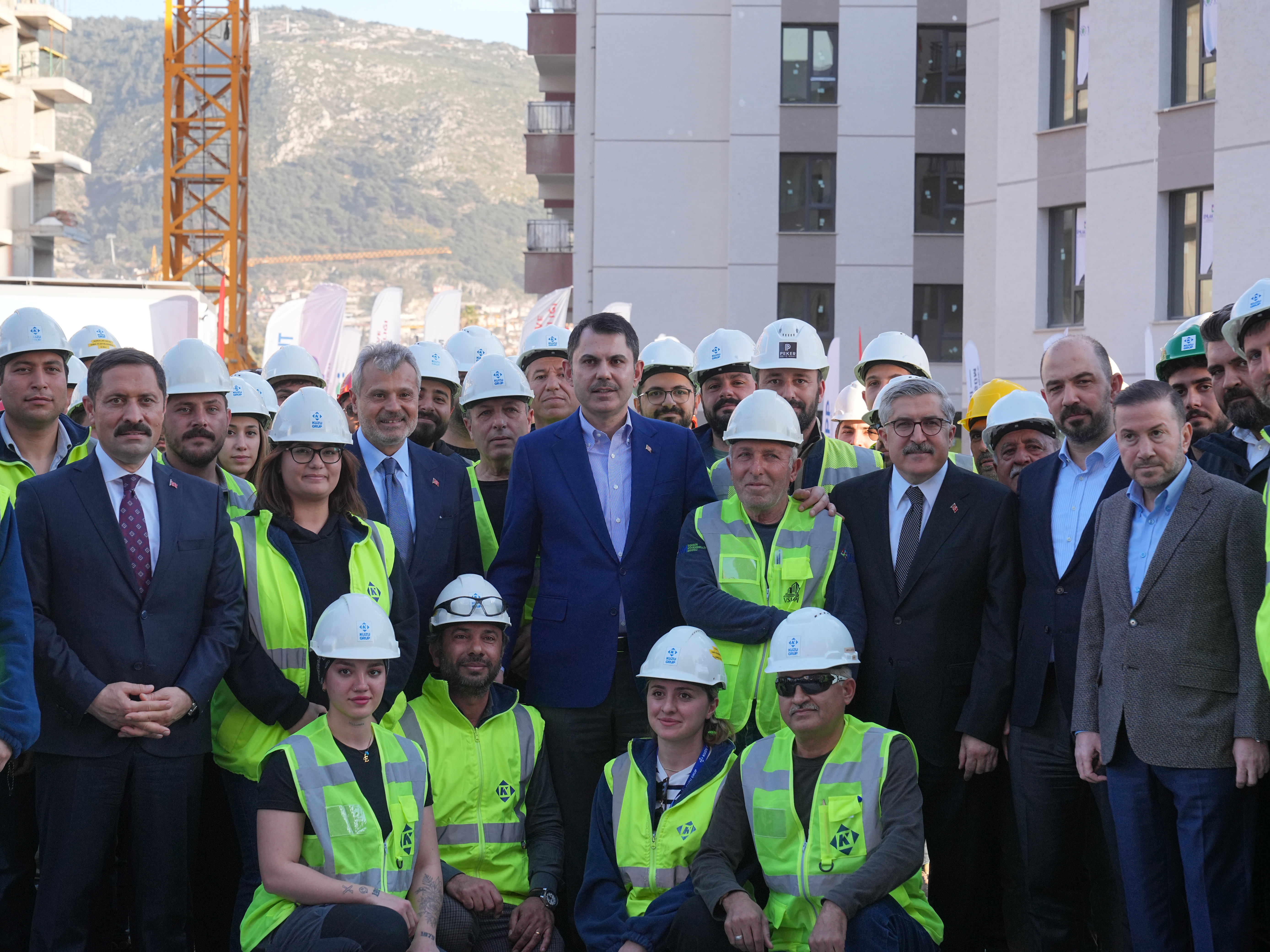 BAKAN KURUM HATAY’DA YENİ EVLERİNE TAŞINAN DEPREMZEDELERLE SOKAK İFTARINA KATILDI