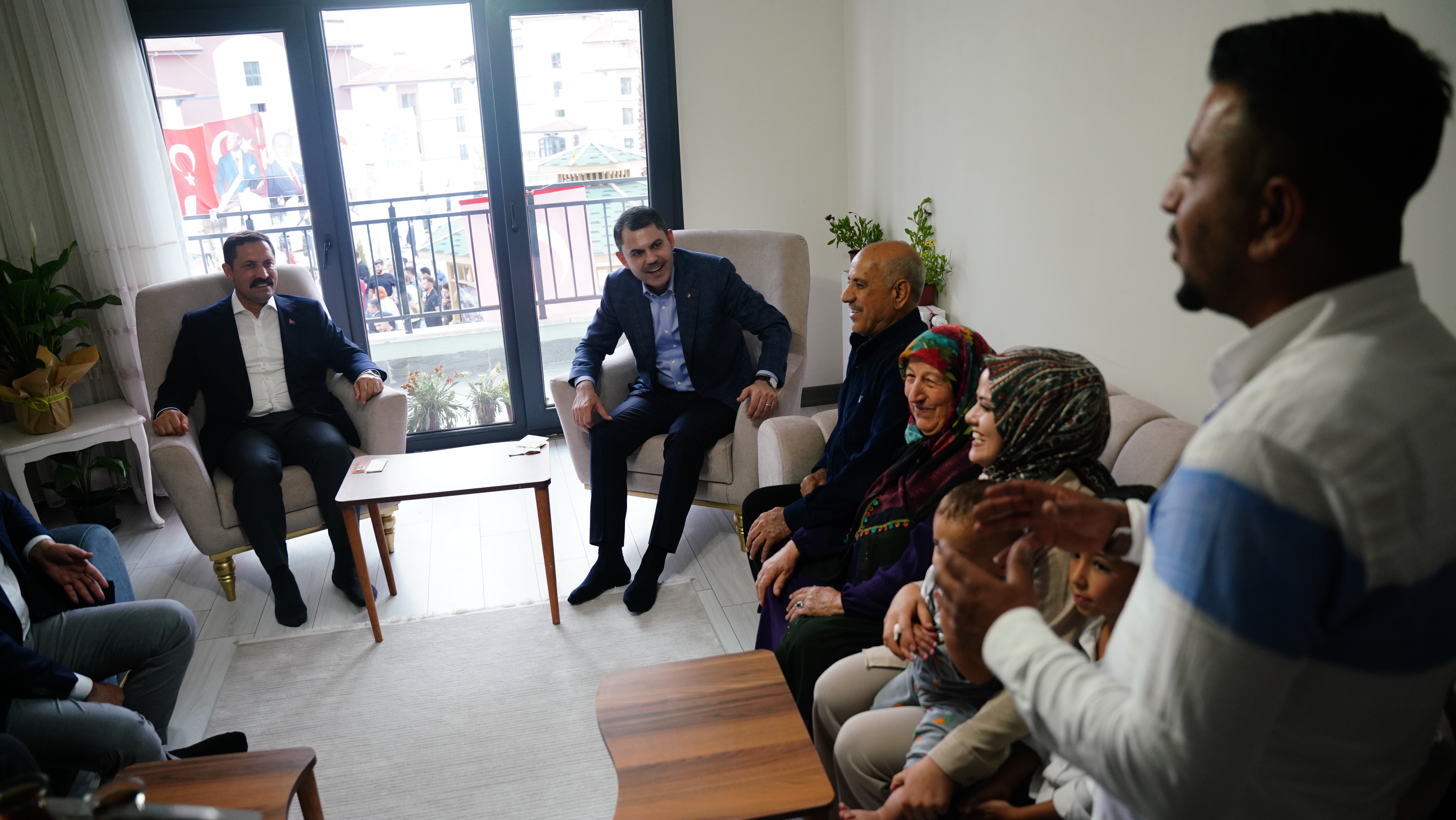 BAKAN KURUM, DİKMECE’DE YENİ EVLERİNE YERLEŞEN DEPREMZEDE AİLEYE MİSAFİR OLDU