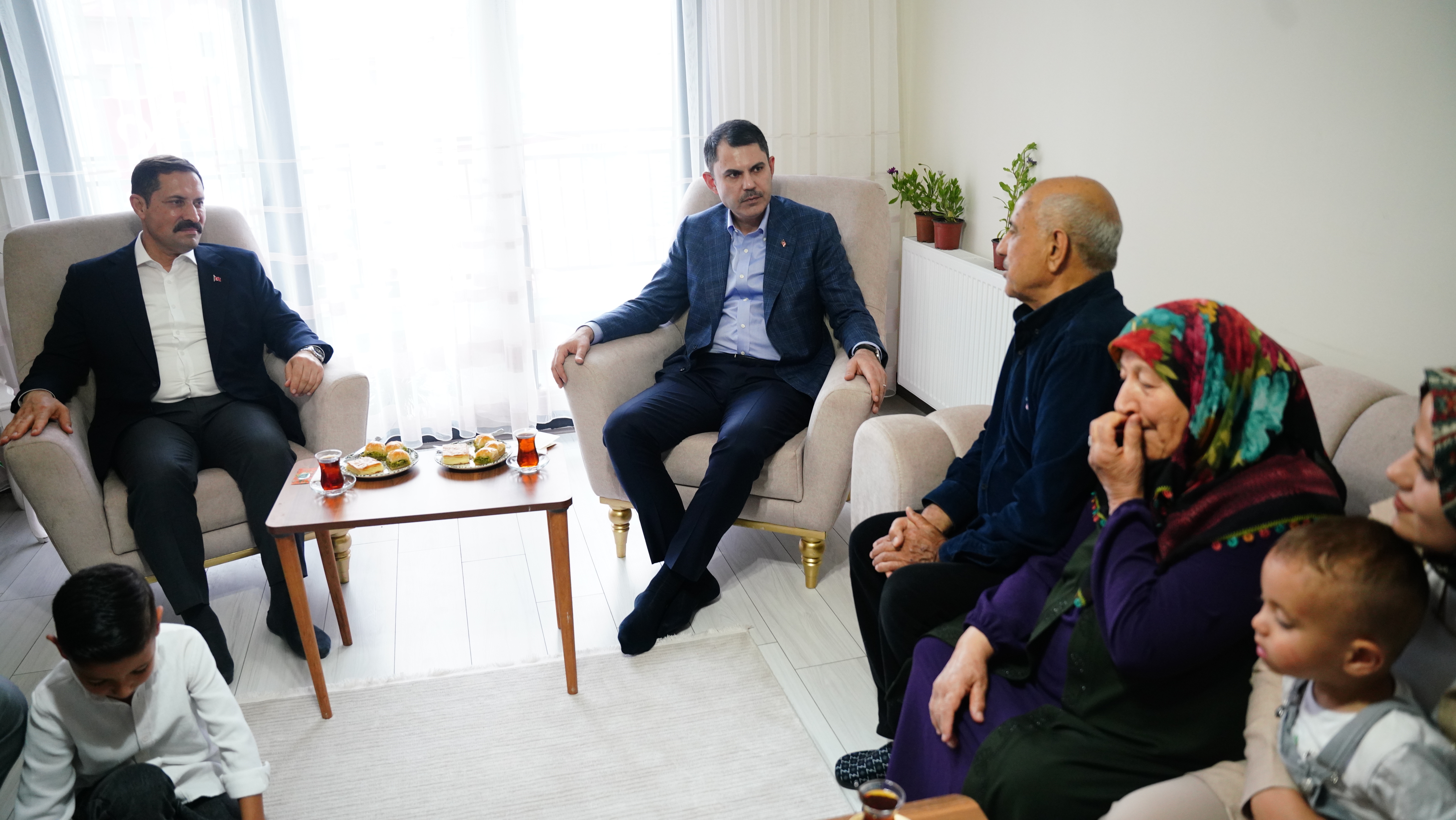 BAKAN KURUM, DİKMECE’DE YENİ EVLERİNE YERLEŞEN DEPREMZEDE AİLEYE MİSAFİR OLDU