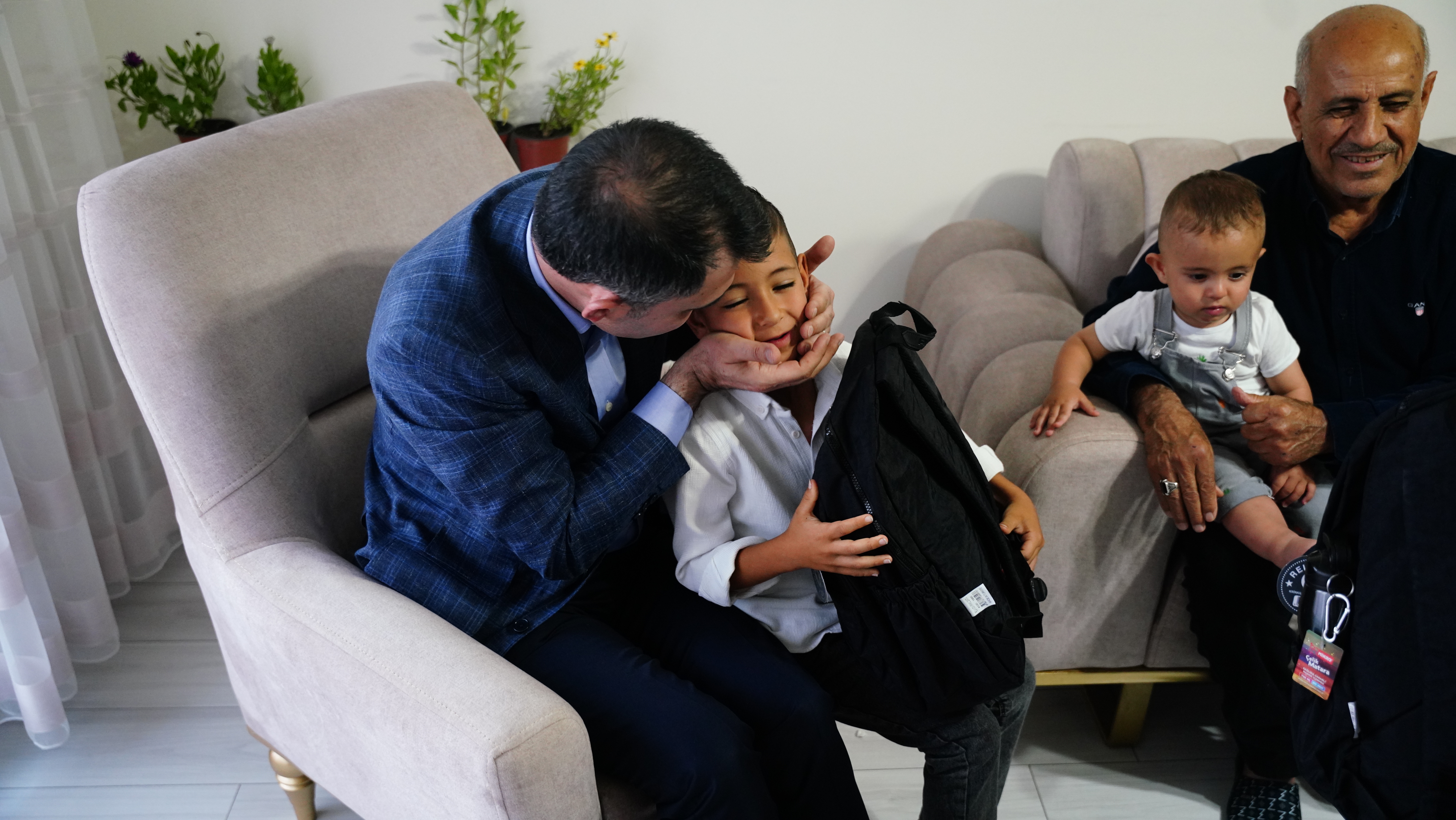 BAKAN KURUM, DİKMECE’DE YENİ EVLERİNE YERLEŞEN DEPREMZEDE AİLEYE MİSAFİR OLDU