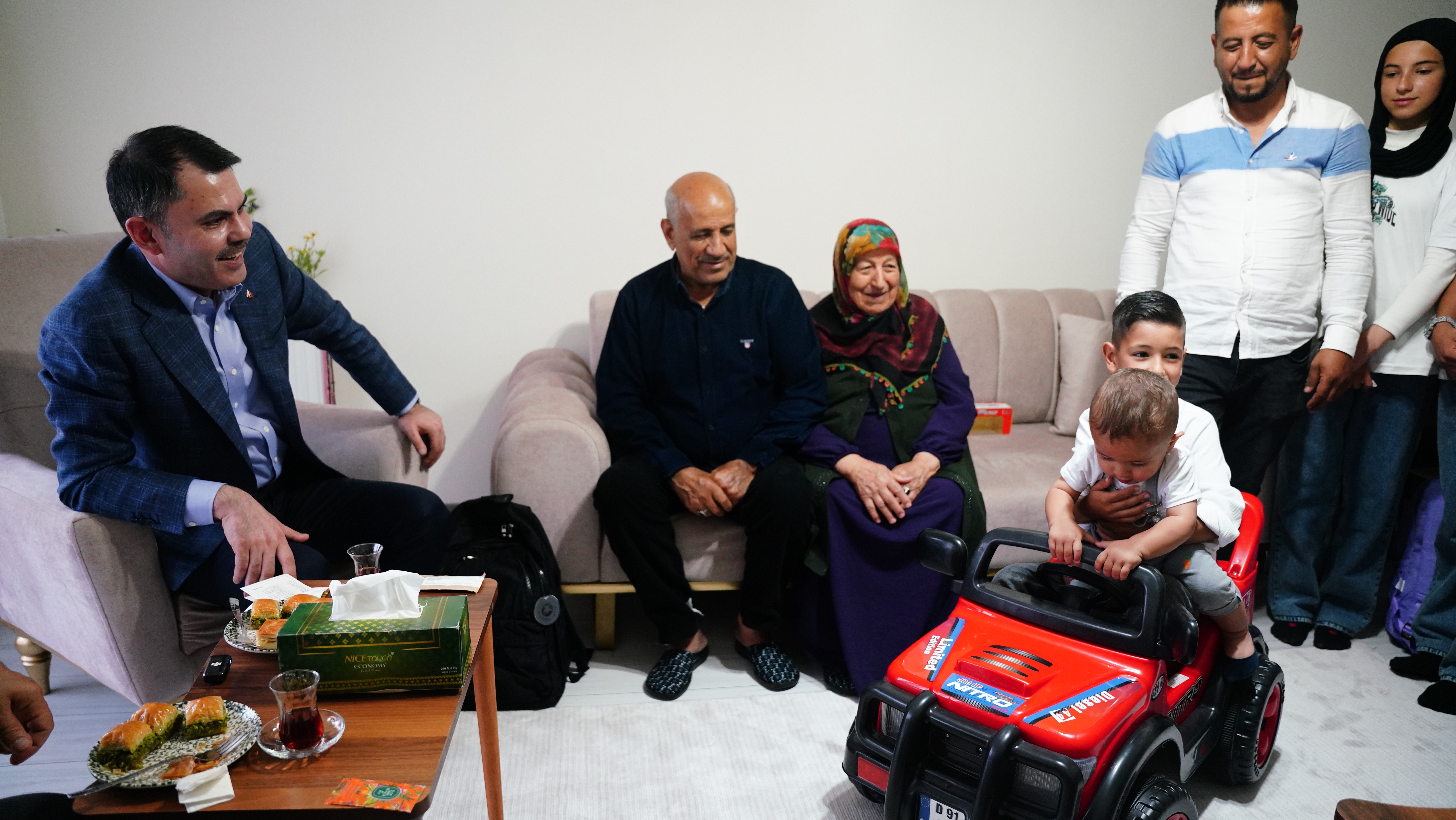 BAKAN KURUM, DİKMECE’DE YENİ EVLERİNE YERLEŞEN DEPREMZEDE AİLEYE MİSAFİR OLDU