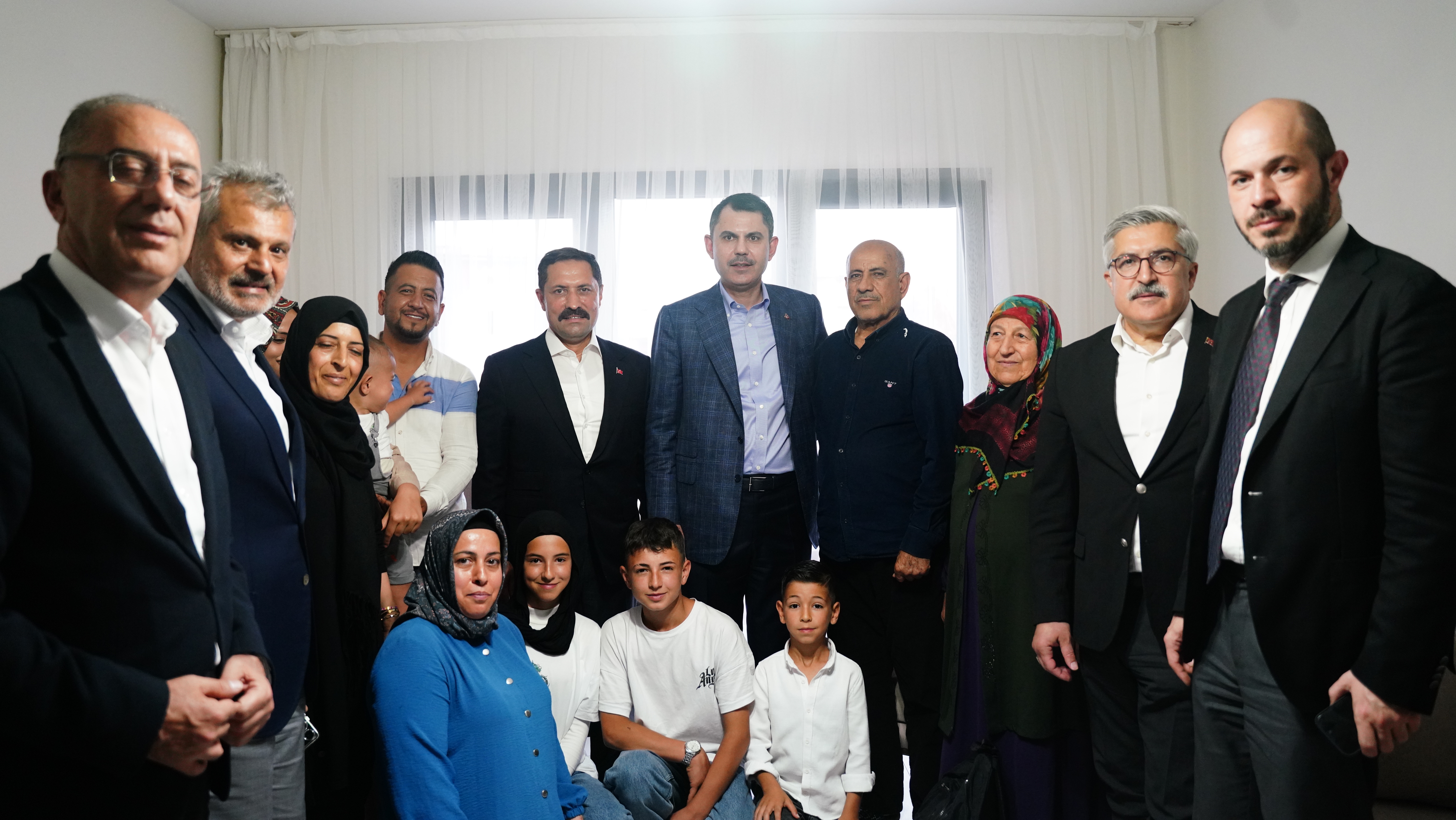 BAKAN KURUM, DİKMECE’DE YENİ EVLERİNE YERLEŞEN DEPREMZEDE AİLEYE MİSAFİR OLDU