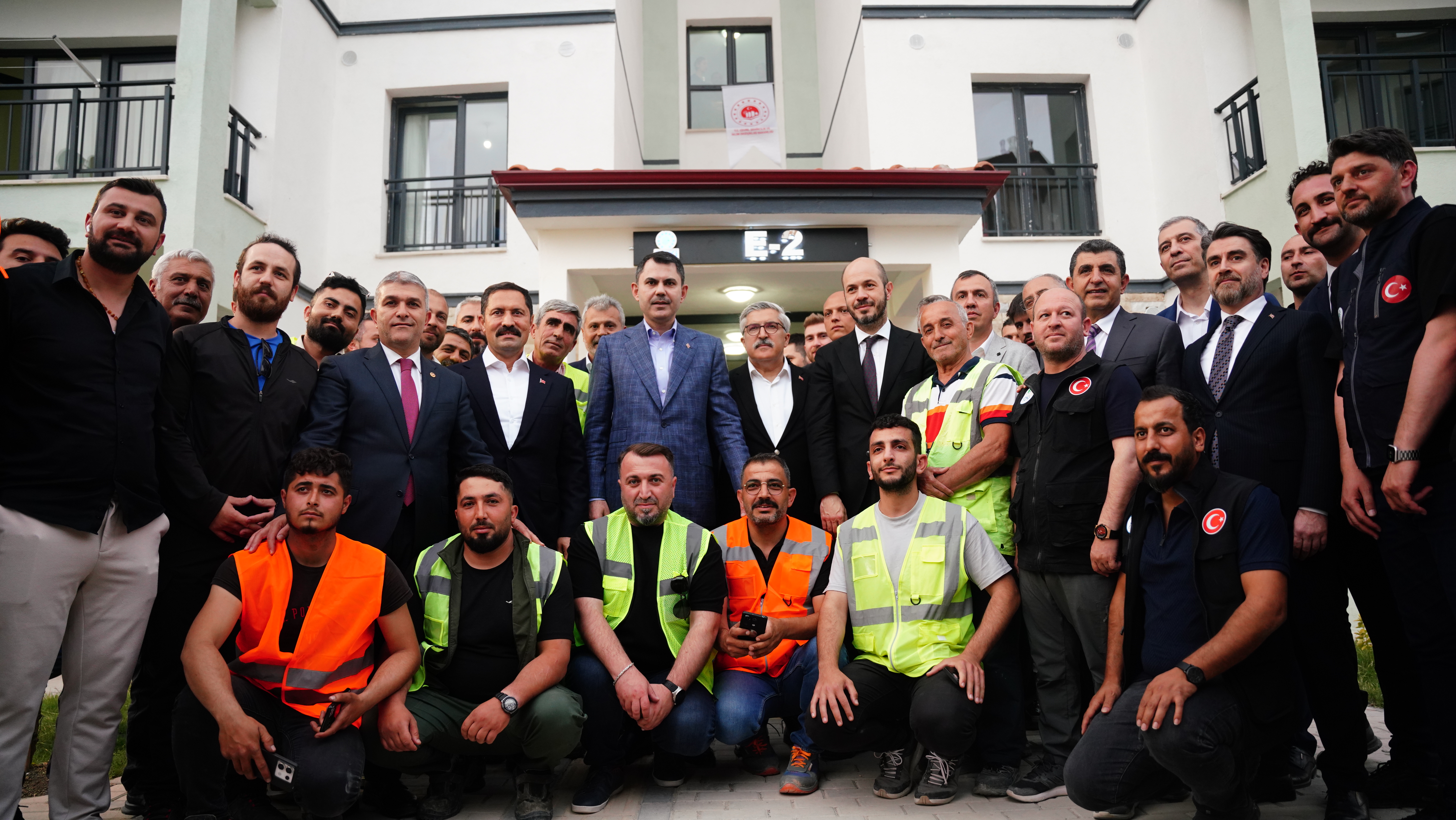 BAKAN KURUM, DİKMECE’DE YENİ EVLERİNE YERLEŞEN DEPREMZEDE AİLEYE MİSAFİR OLDU