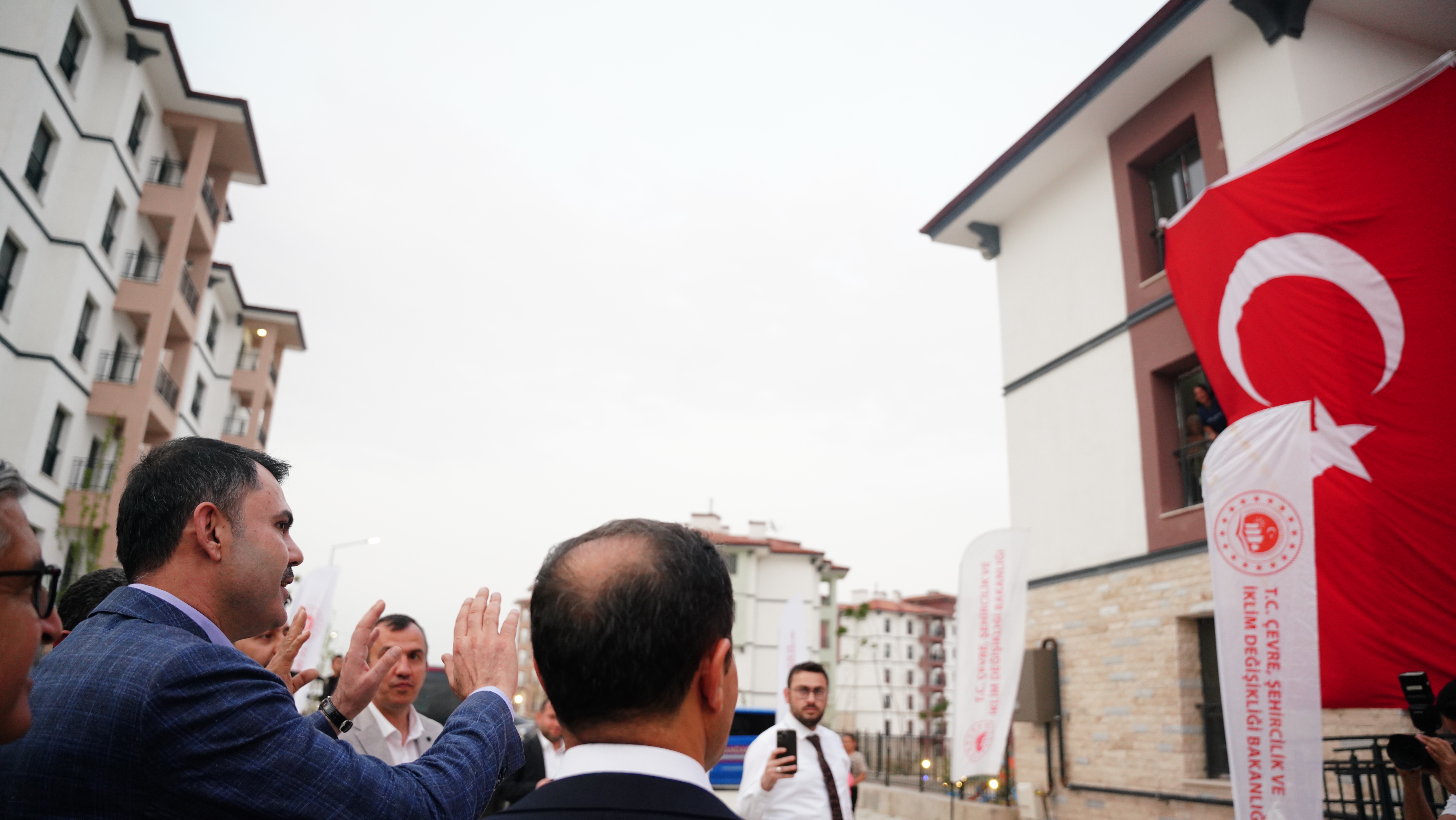 BAKAN KURUM, DİKMECE’DE YENİ EVLERİNE YERLEŞEN DEPREMZEDE AİLEYE MİSAFİR OLDU