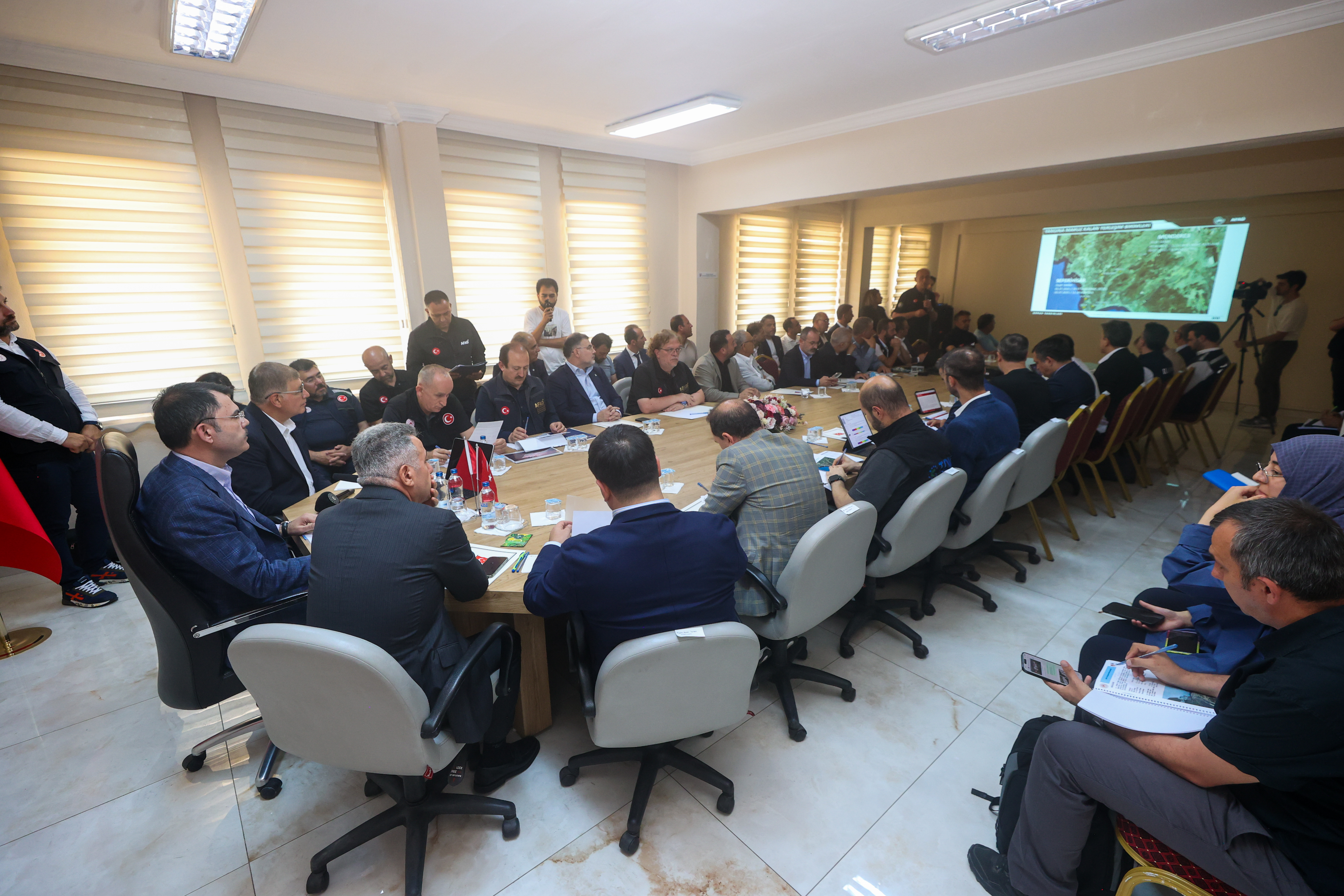 BAKAN KURUM ÖDEMİŞ’TE ORMAN YANGINI KOORDİNASYON TOPLANTISINA BAŞKANLIK ETTİ