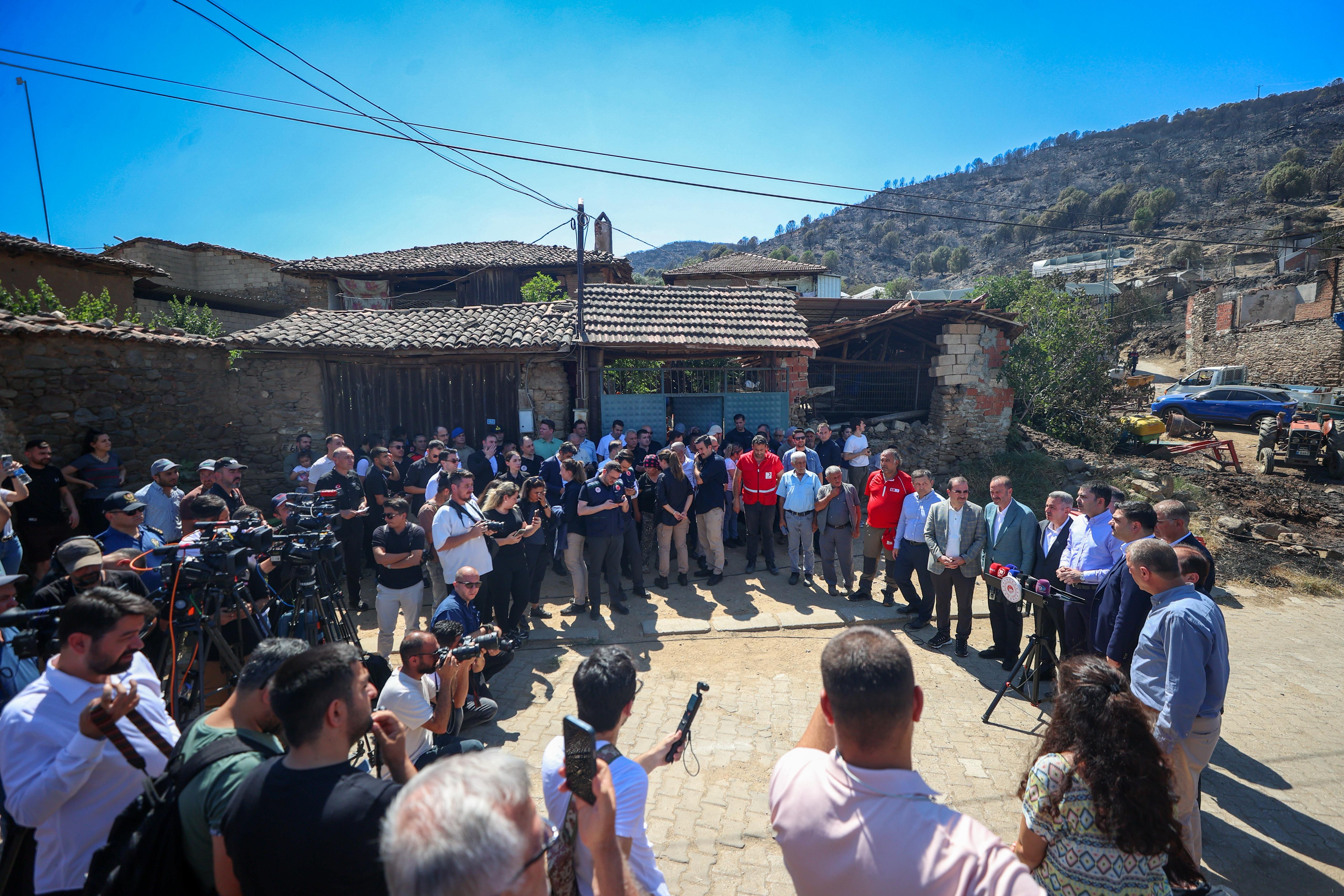 BAKAN KURUM, ORMAN YANGININDA ZARAR GÖREN KÖYLERİ ZİYARET ETTİ