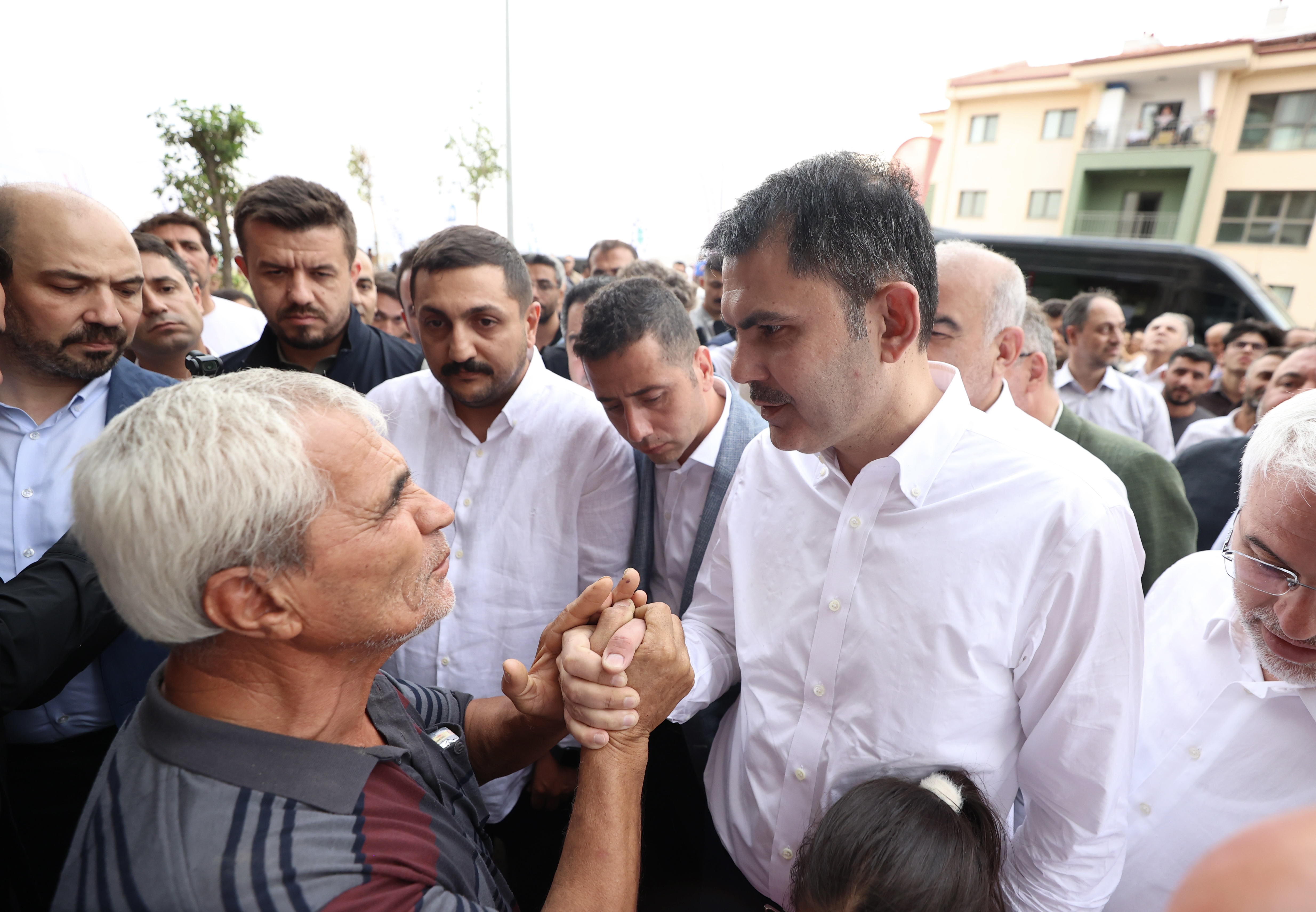 BAKAN KURUM, DEPREMZEDE AİLEYİ ZİYARET ETTİ, DÜĞÜN EVİNDEKİ EĞLENCEYE ORTAK OLDU