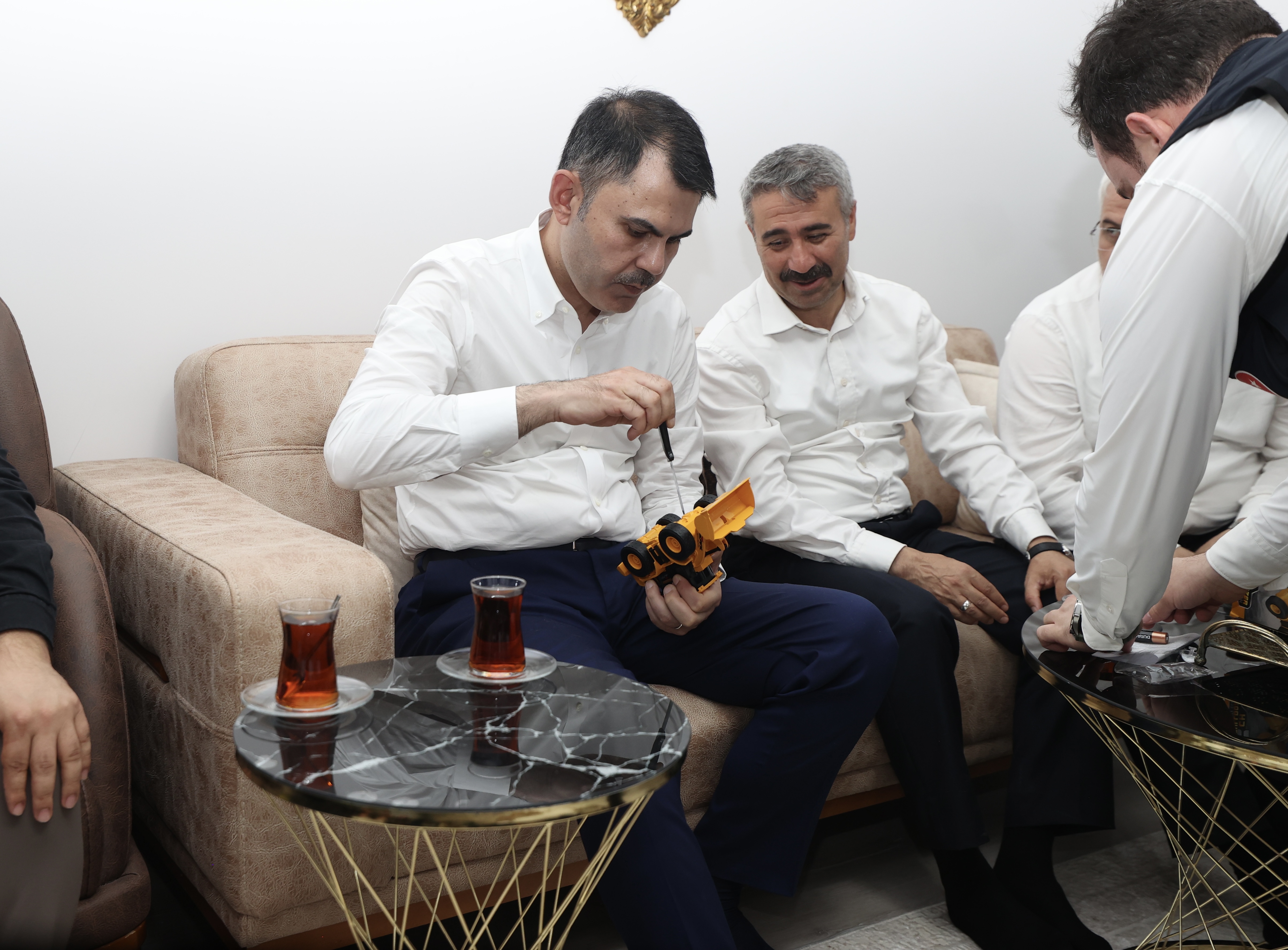 BAKAN KURUM, DEPREMZEDE AİLEYİ ZİYARET ETTİ, DÜĞÜN EVİNDEKİ EĞLENCEYE ORTAK OLDU